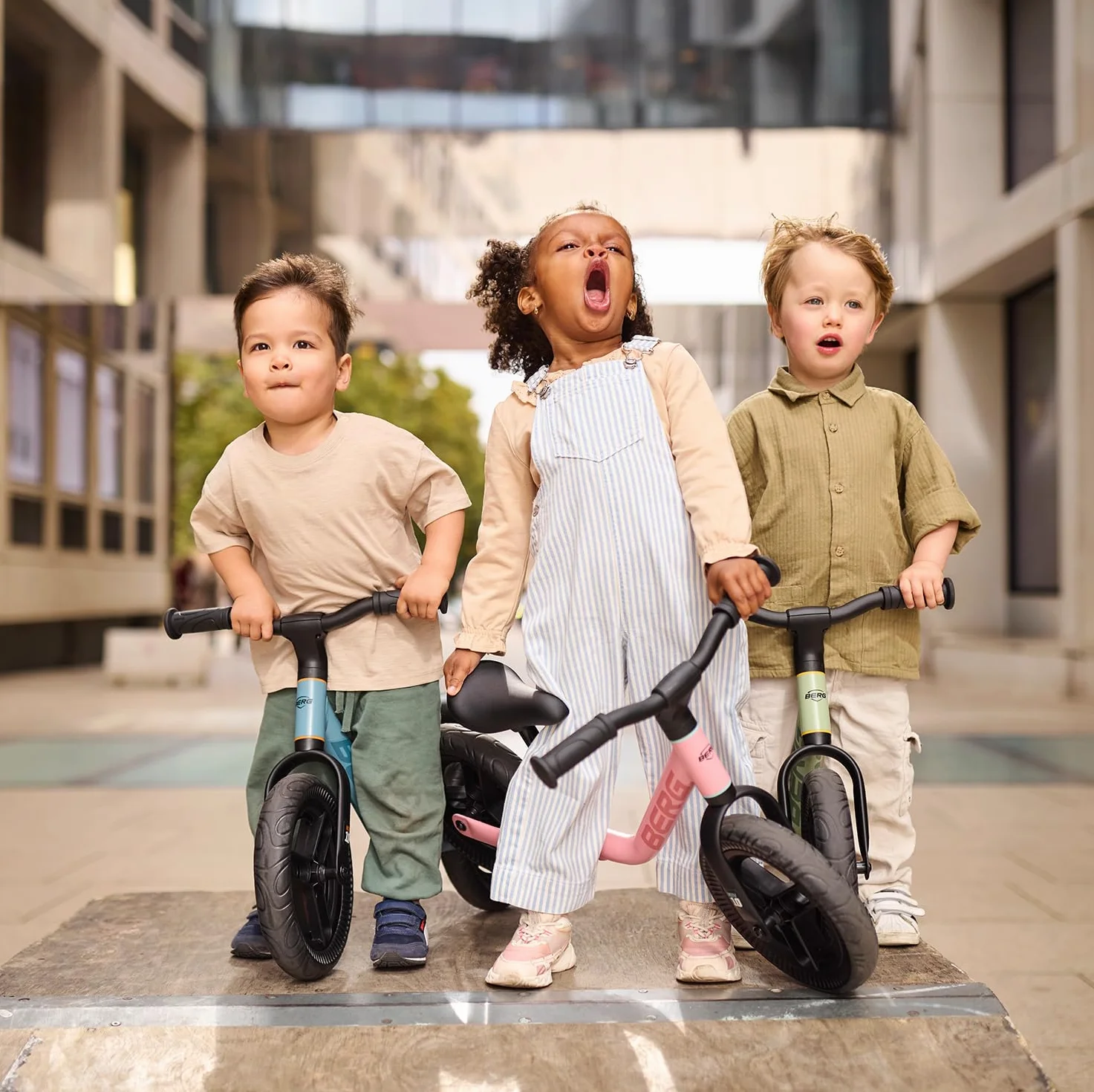 BERG MOOV 10 | Bici Senza Pedali per Bambini da 2 Anni | Ruote EVA Antiforatura da 10 Pollici | Sella e Manubrio Regolabili | Leggera ed Ergonomica | Facile da Trasportare