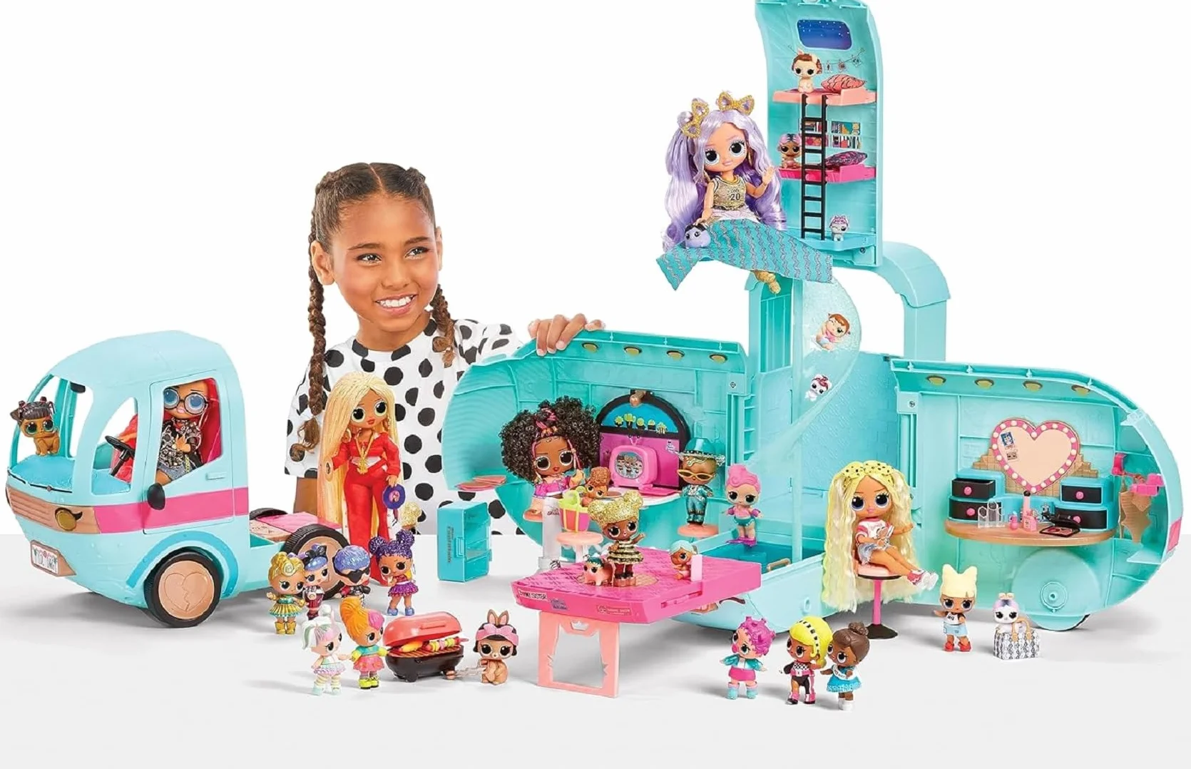 L.O.L. Surprise OMG Glam N' Go Camper Set da gioco con oltre 50 sorprese e gioco a 360°, arredato con piscina, scivolo d'acqua, letti a castello, vanity, barbecue, cabina DJ e altro ancora - Età 4+