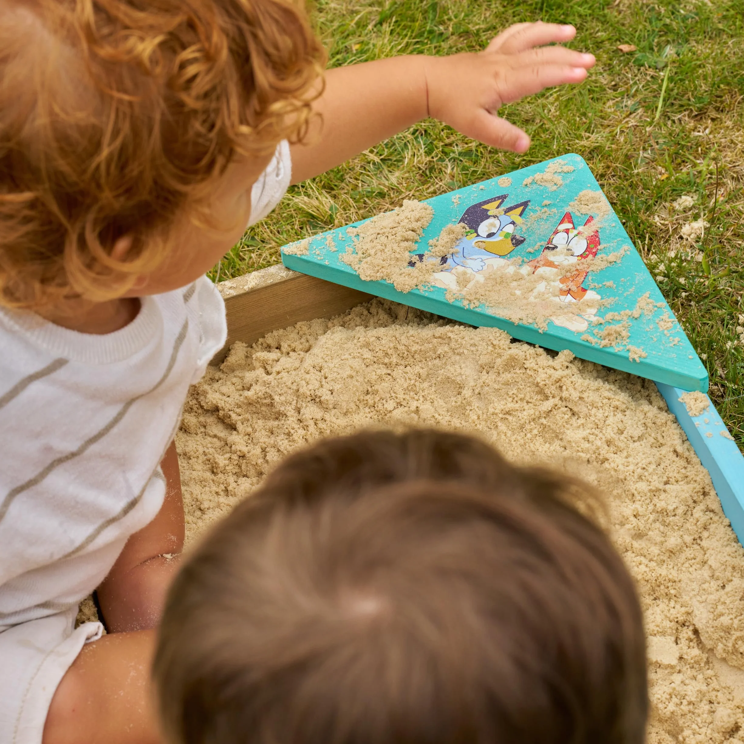 Bluey Sabbiera in legno con copertura, certificata FSC, per bambini, con sedili angolari, rivestimento poroso per acqua, copertura protettiva per giochi all'aperto, età 2+