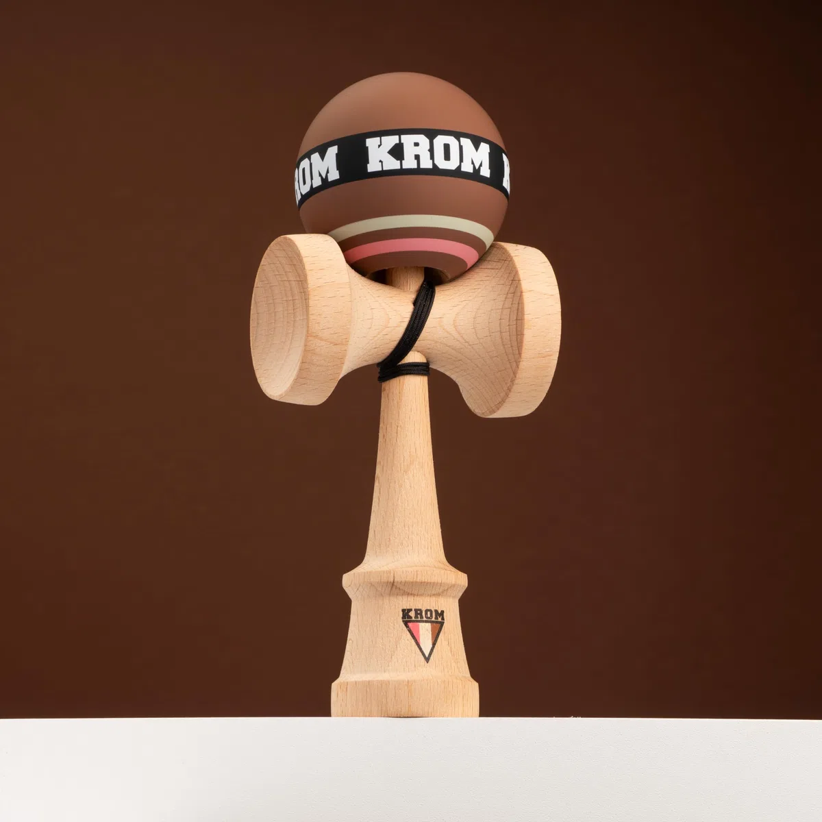 KROM Kendama STROGO Neapolitan Chocolate – Kendama in Legno per Principianti e Giocatori avanzati – Gioco di abilità per Uso Indoor e Outdoor – Giocattolo in Legno con Corda e Sfera