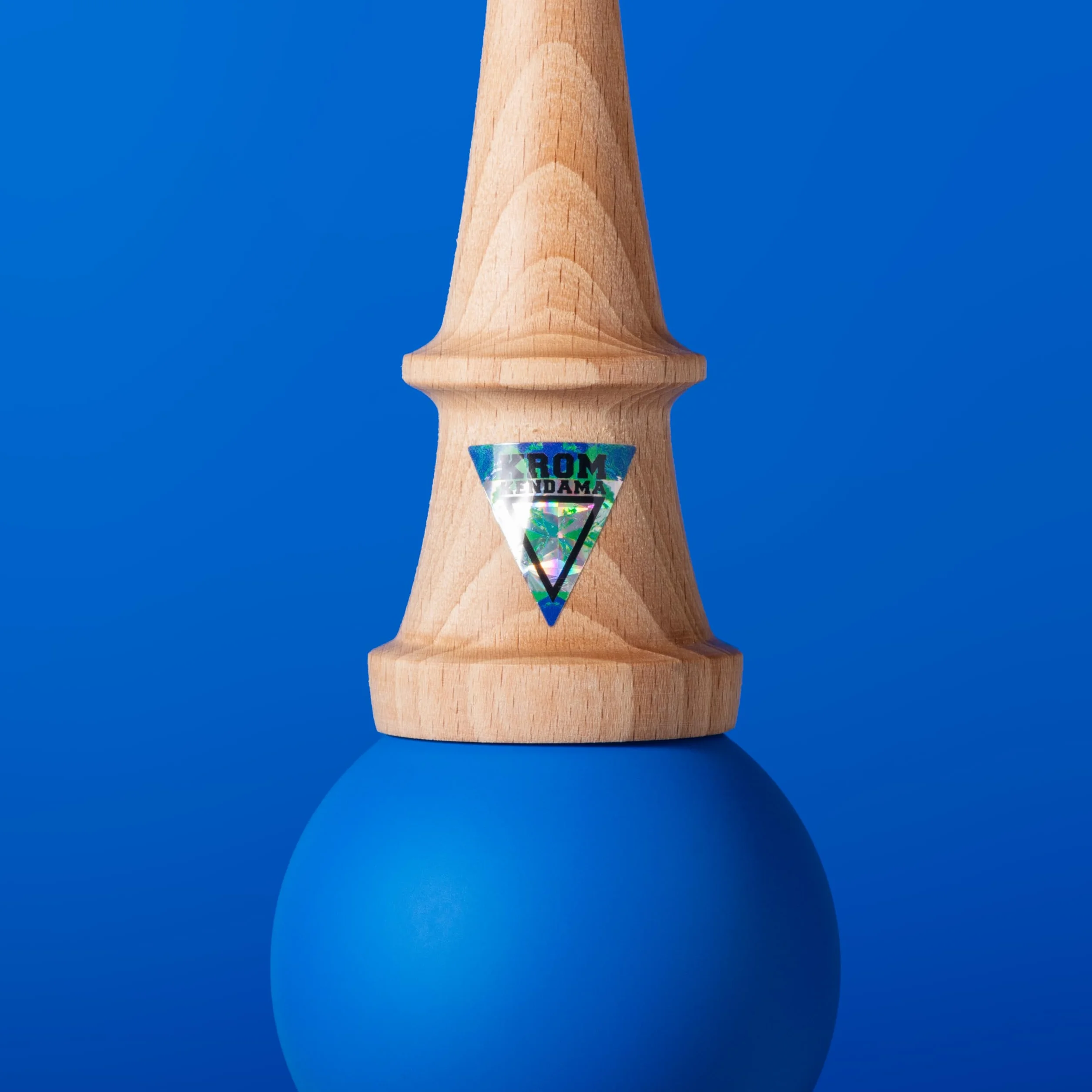 KROM Kendama Gioco - POP Blu Scuro - Equilibrio impeccabile - Abilità cognitive migliorate - Equilibrio, riflessi e creatività migliorati - Modello Kendama Pro fatto per principianti e professionisti.