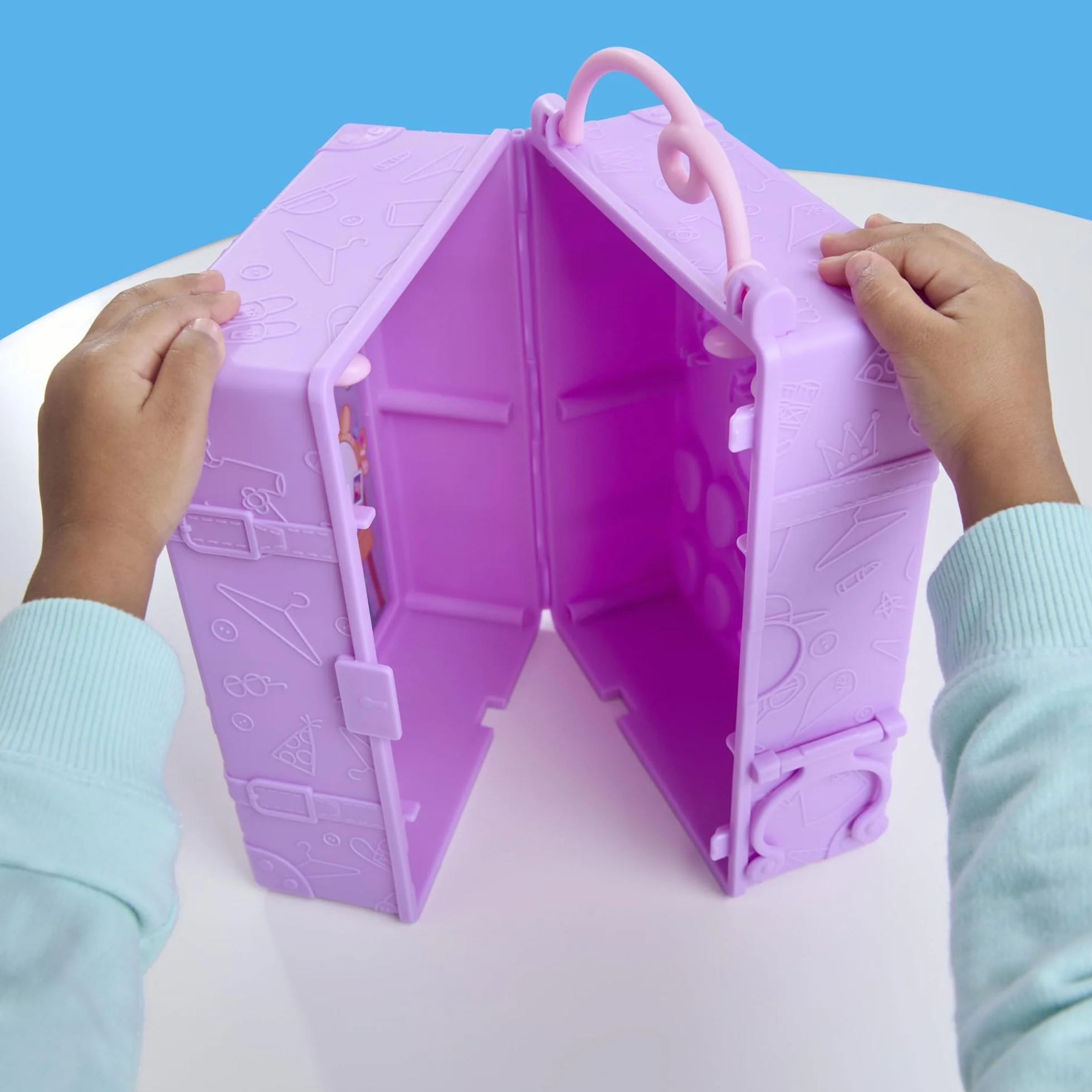 Peppa Pig Hasbro, Guardaroba di Peppa, Set di Giocattoli per Bambini e Bambine dai 3 Anni in Su, Ottima Idea Regalo, Include Action Figure di Peppa, 14 Accessori e Sticker