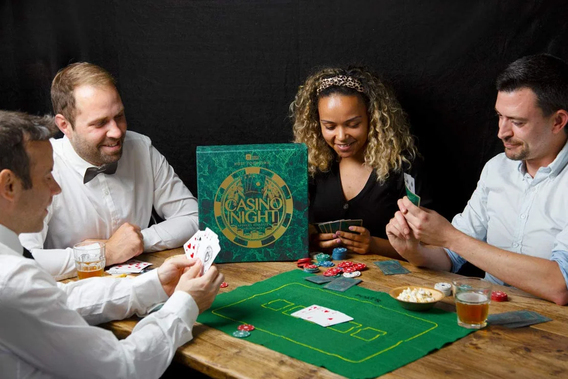 Talking Tables Casino Night Kit Poker Blackjack Roulette Set Gioco per Adulti | Tappetino Fiches Carte Denaro Palline GAMECASINO