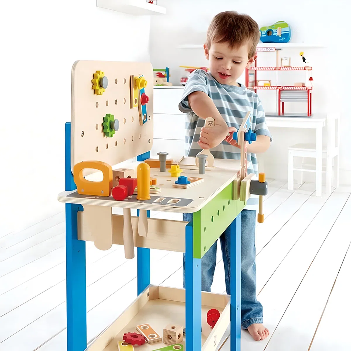 Hape Banco da Lavoro | in Legno con Attrezzi Giocattolo | 35 Pezzi| Adatto a Bambini dai 3 Anni in su
