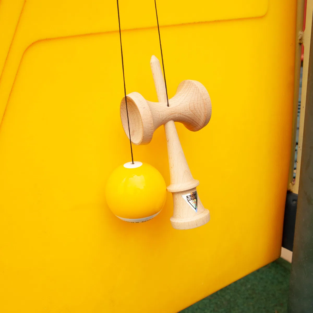 KROM PRO Kendama Originale in Legno per Principianti ed esperti – Pop LOL Giallo – Gioco di abilità per Esterni e Interni – Giocattolo in Legno con Corda e Palla