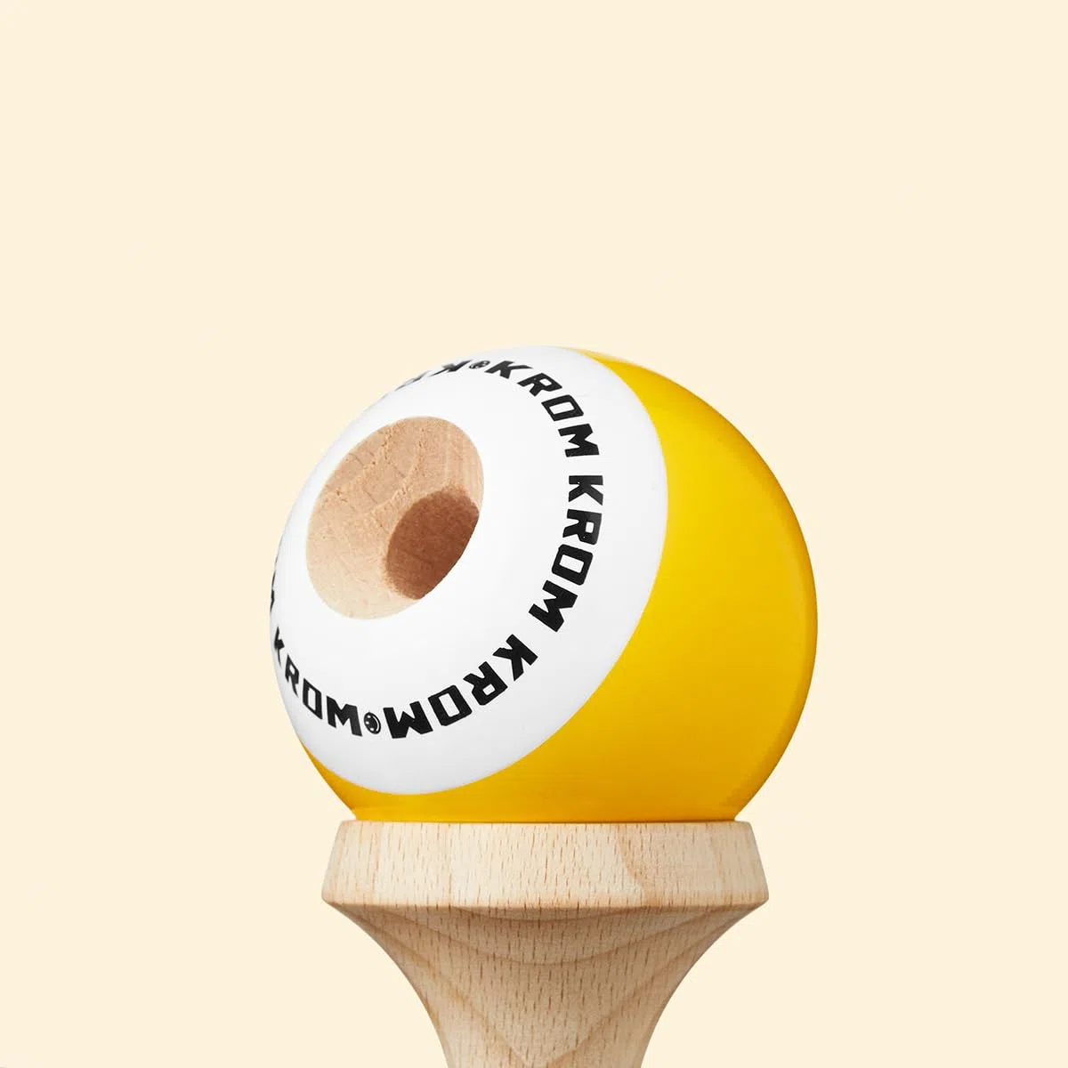 KROM PRO Kendama Originale in Legno per Principianti ed esperti – Pop LOL Giallo – Gioco di abilità per Esterni e Interni – Giocattolo in Legno con Corda e Palla