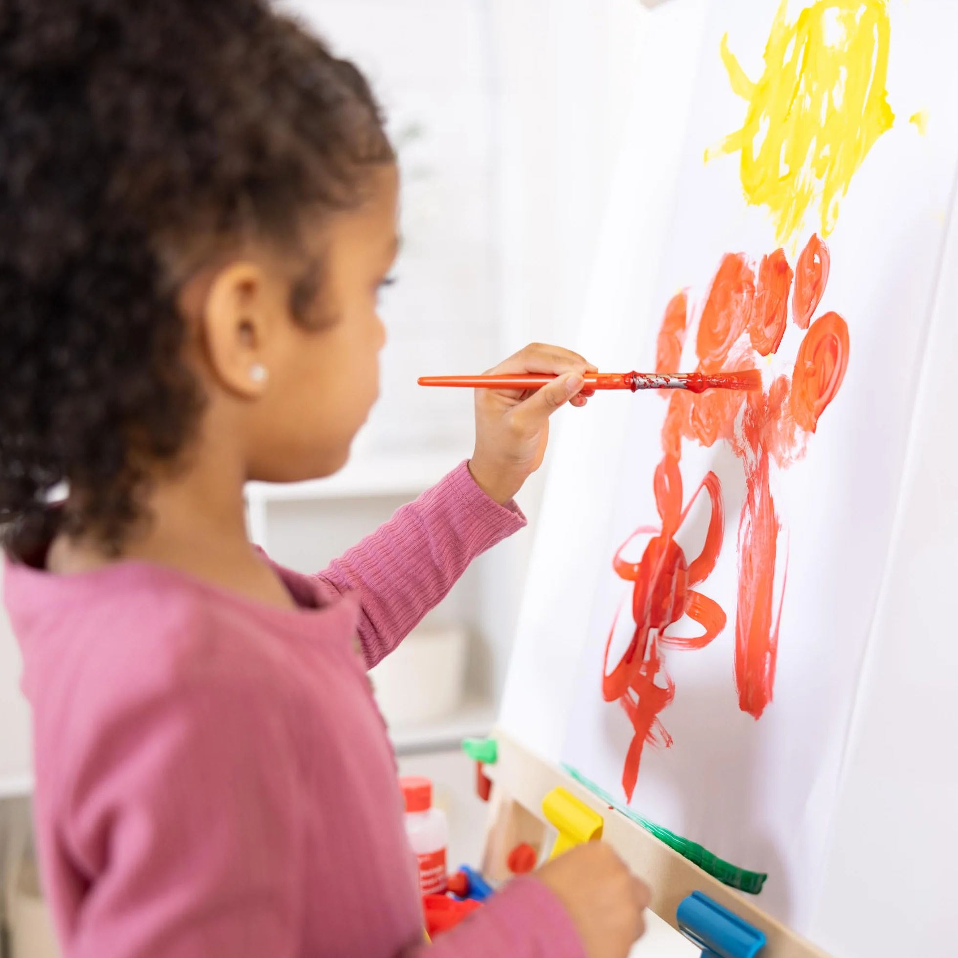 Melissa & Doug Set artistico con cavalletto in legno | Cavalletto per lavori creativi e artistici per bambini dai 3 ai 8 anni | Cavalletto con lavagna per bimbi | Lavagne per pennarelli e gessi