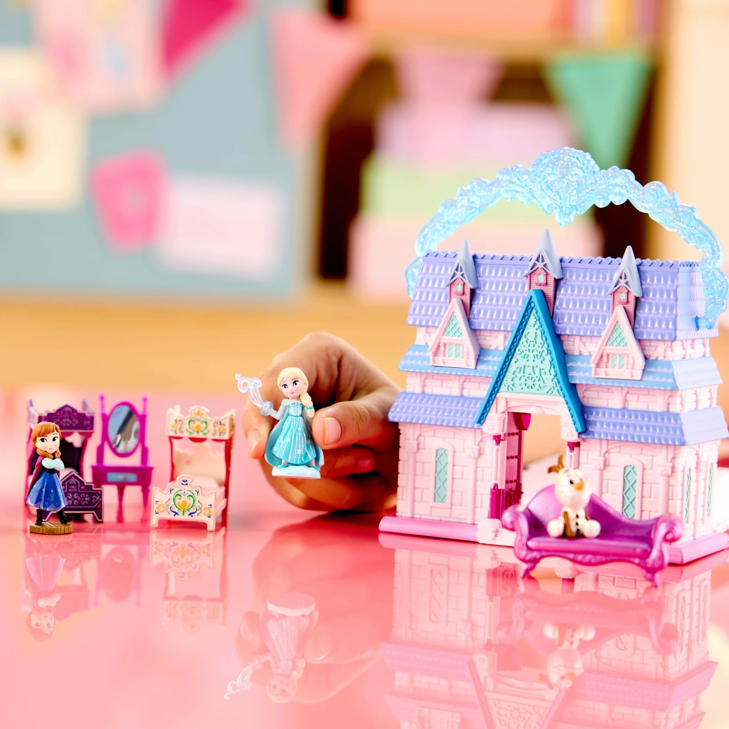 Disney Store Official Casa di Bambole Frozen, Set da Gioco Once Upon a Story Alto 11,5 cm con Elsa, Anna, Olaf, Castello di Arendelle e mobili Giocattolo, 3+