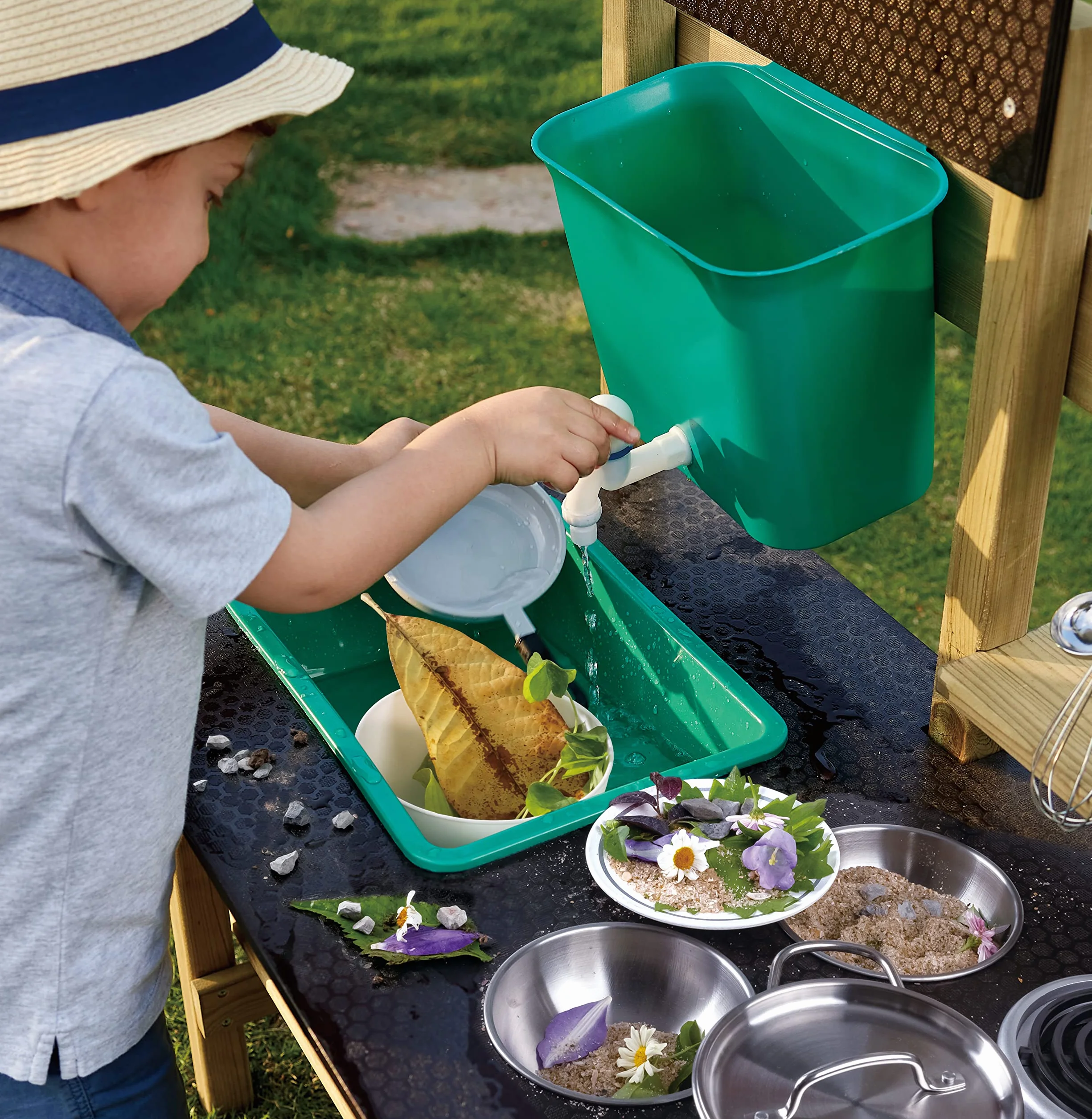 Hape Nature Fun - Cucina da esterno in materiali eco con serbatoio d'acqua e lavandino e spazio per le piante - Adatta dai 3 anni in su