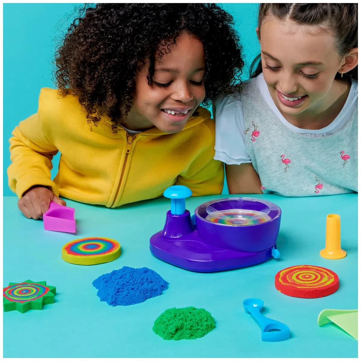 Kinetic Sand |Set Gioco Swirl N' Surprise |Sabbia Colorata in 4 variazioni | Sabbia cinetica 907gr | Sabbia Magica da Modellare | 4 Accessori e Mixer |Giocattoli per Bambini e Bambine 3 Anni