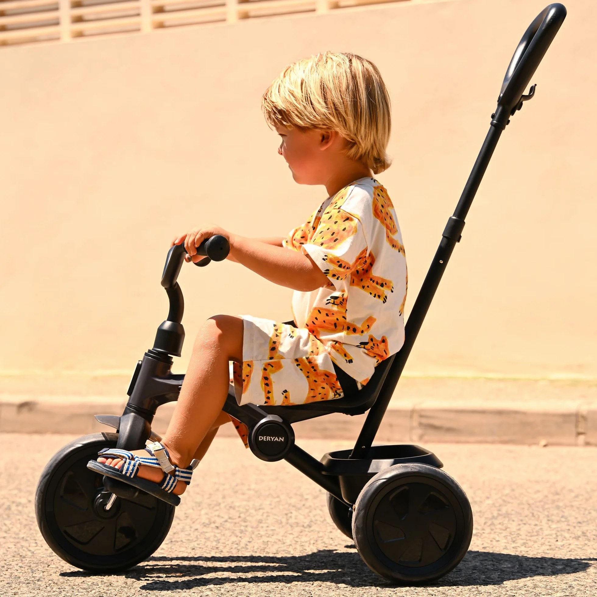 Deryan Triciclo 2in1 Drifter - Triciclo per bambini da 2 anni a 6 anni - Aiuto per l'apprendimento della deambulazione, portata fino a 25 kg - Incl. barra di sterzo, cintura di sicurezza - Pieghevole