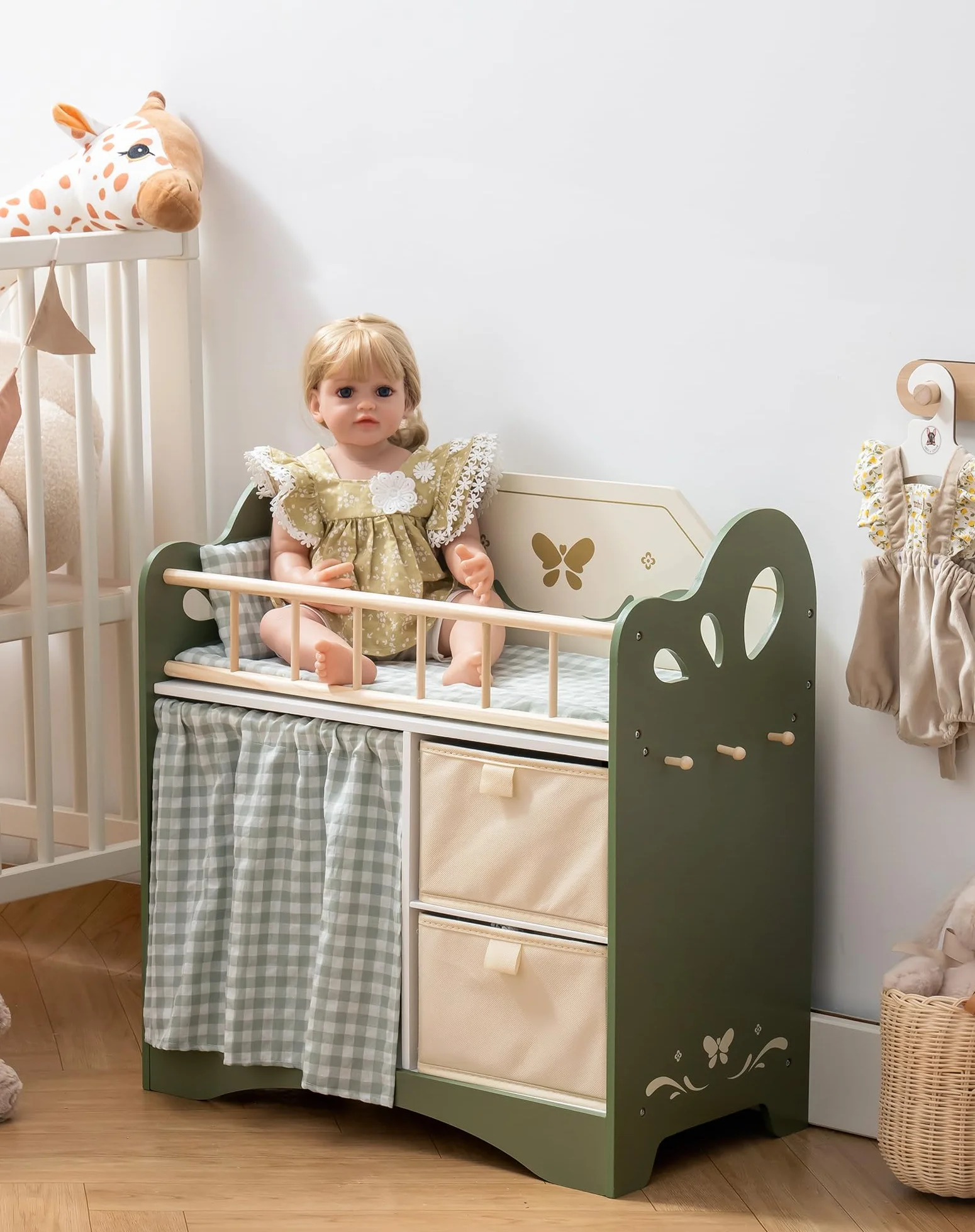 ROBOTIME Mobiletto per Culla in Legno da 22" con Ripostiglio - Verde e Beige per Accessori, Vestiti e Biancheria della Bambola - Mobili per Bambole, Regalo Perfetto dai 3 Anni