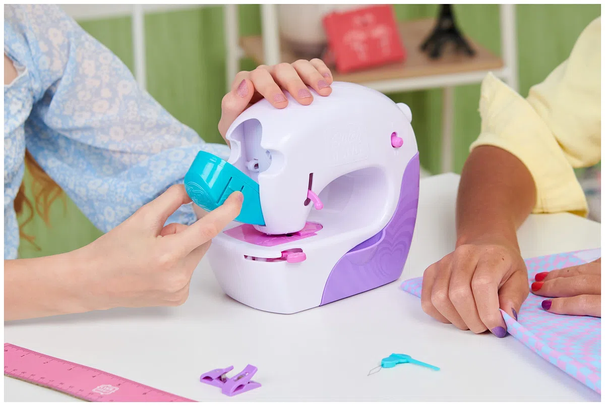 Cool Maker Stitch 'N Style Fashion Studio , Macchina da Cucire per bambini e bambine , Filo da cucire pre-inserito, tessuto e stampe ad acqua , Giochi creativi per bambini e bambine dagli 8 anni
