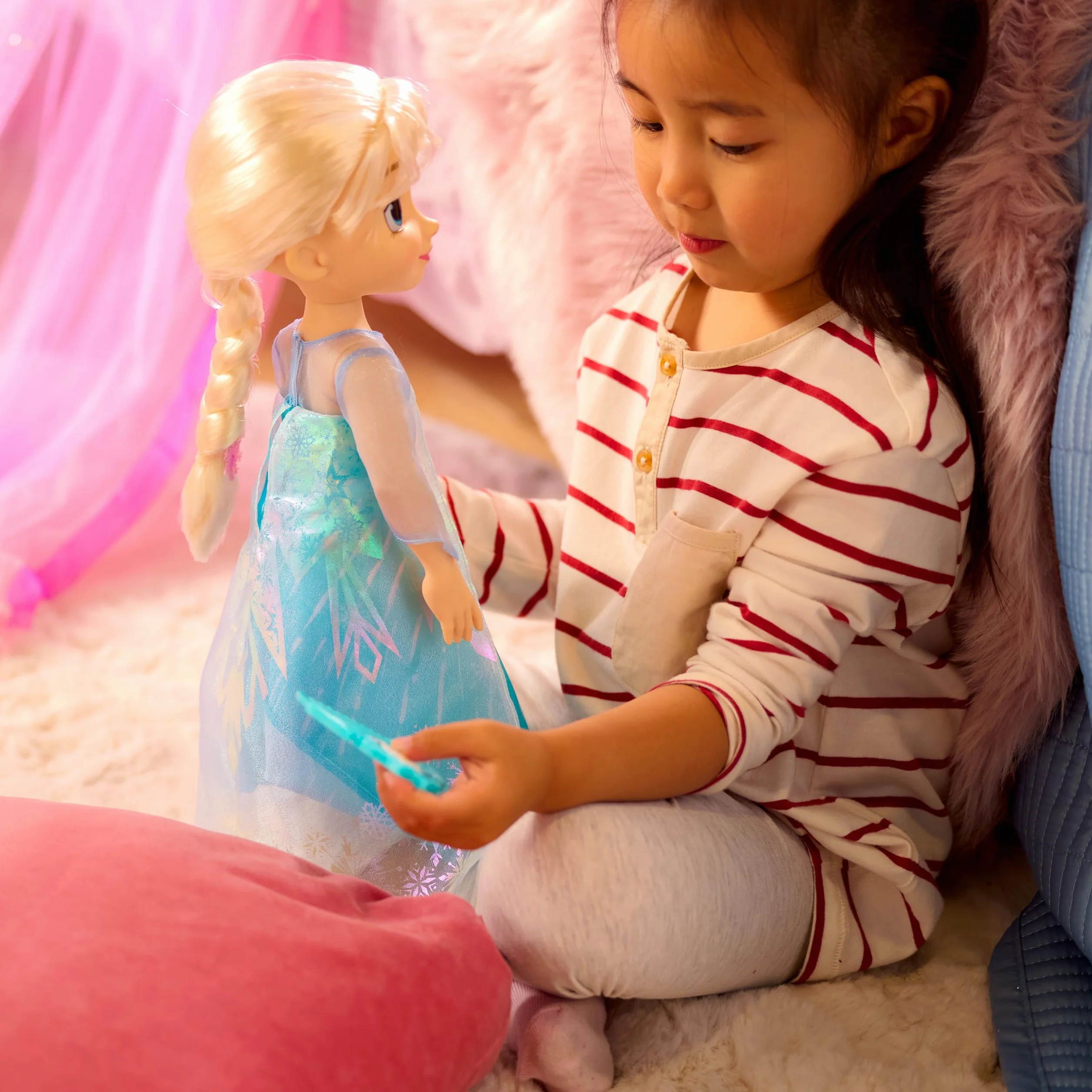 Disney Store Official Bambola Elsa con Spazzola Giocattolo per Capelli, Frozen, 40,5 cm, Collezione Once Upon a Story, 3+