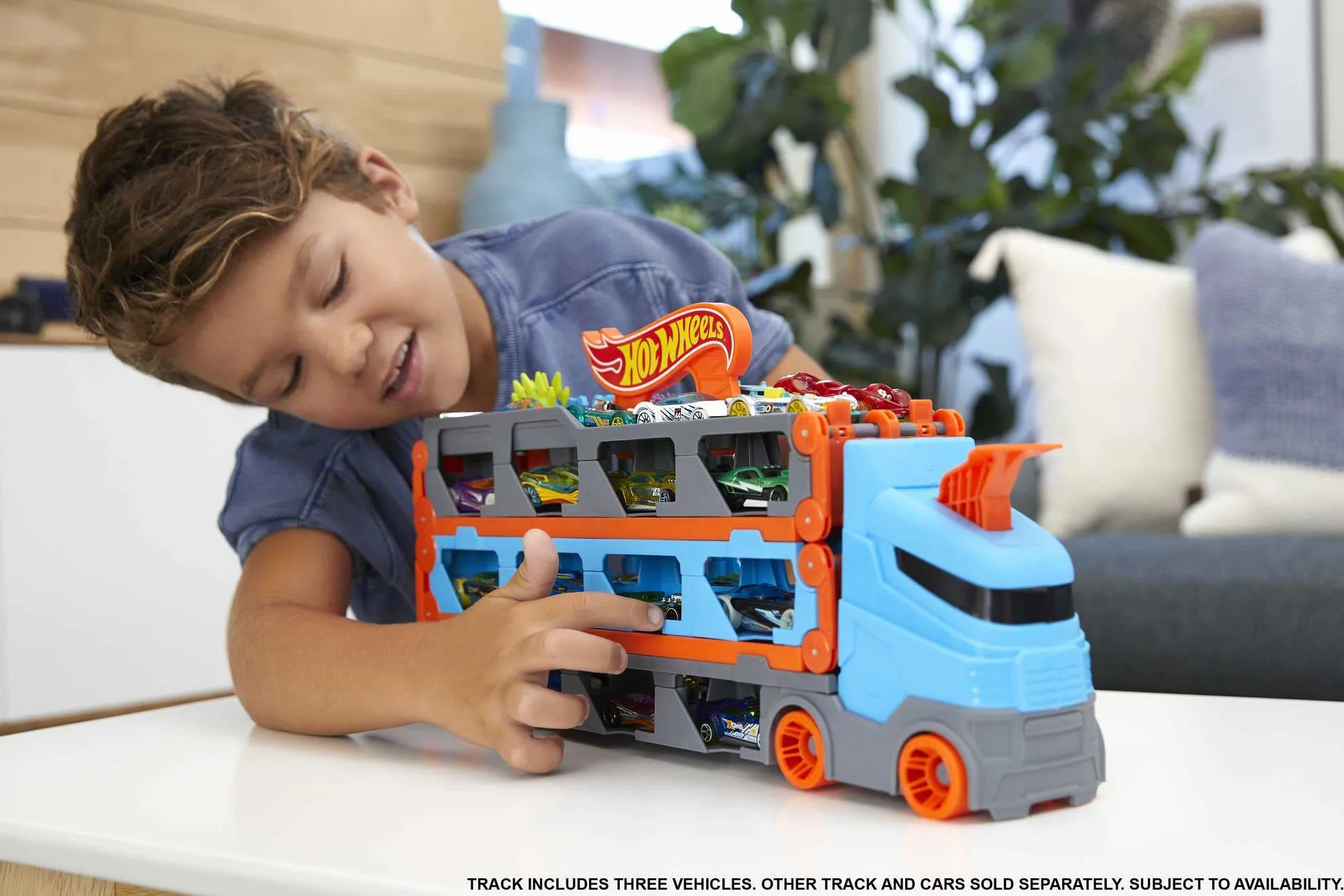 Hot Wheels - Camion Trasportatore 2 in 1, Trasportatore e Pista con 3 Auto in Scala 1:64 per Bambini da 4 a 8 Anni, HGH33, Imballaggio Sostenibile