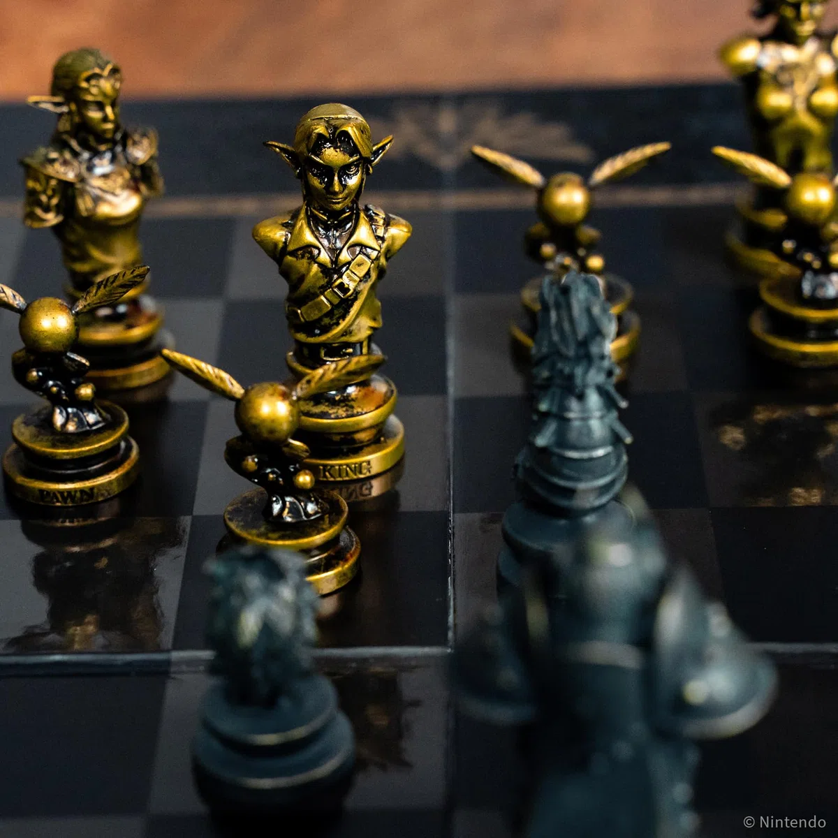USAopoly The Legend of Zelda Collector's Chess Set – Gioco di Strategia – Per Fan di Zelda – 2 Giocatori | 60+ Minuti | Da 8 Anni in Su – Inglese