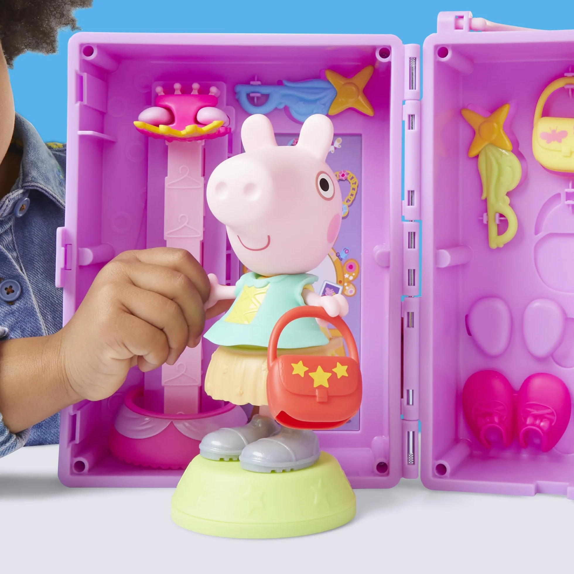 Peppa Pig Hasbro, Guardaroba di Peppa, Set di Giocattoli per Bambini e Bambine dai 3 Anni in Su, Ottima Idea Regalo, Include Action Figure di Peppa, 14 Accessori e Sticker