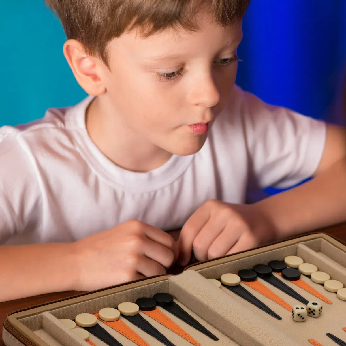 Yellow Mountain Imports, Mini Backgammon da Viaggio "Bozcaada", Pedine Magnetiche e Tabellone da 23,5 cm con Elegante Custodia in Ecopelle, Gioco da Tavolo di Strategia Classico