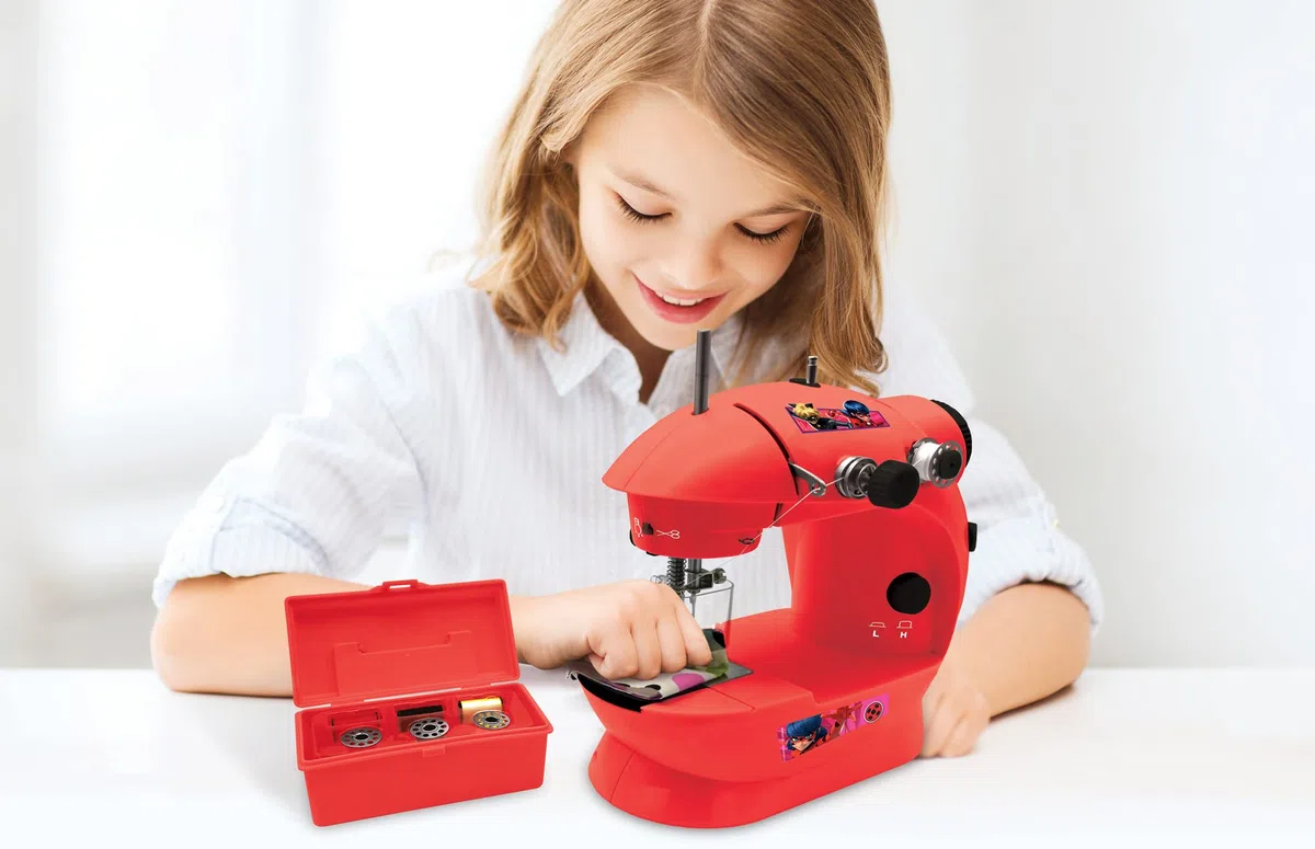 Lexibook, Miraculous Ladybug Cat Noir, Macchina da Cucire con Accessori, Luce e Pedale, Imitazione del Gioco di Ruolo per Ragazze, Gioco di Design di Moda, Rosso, SW100MI