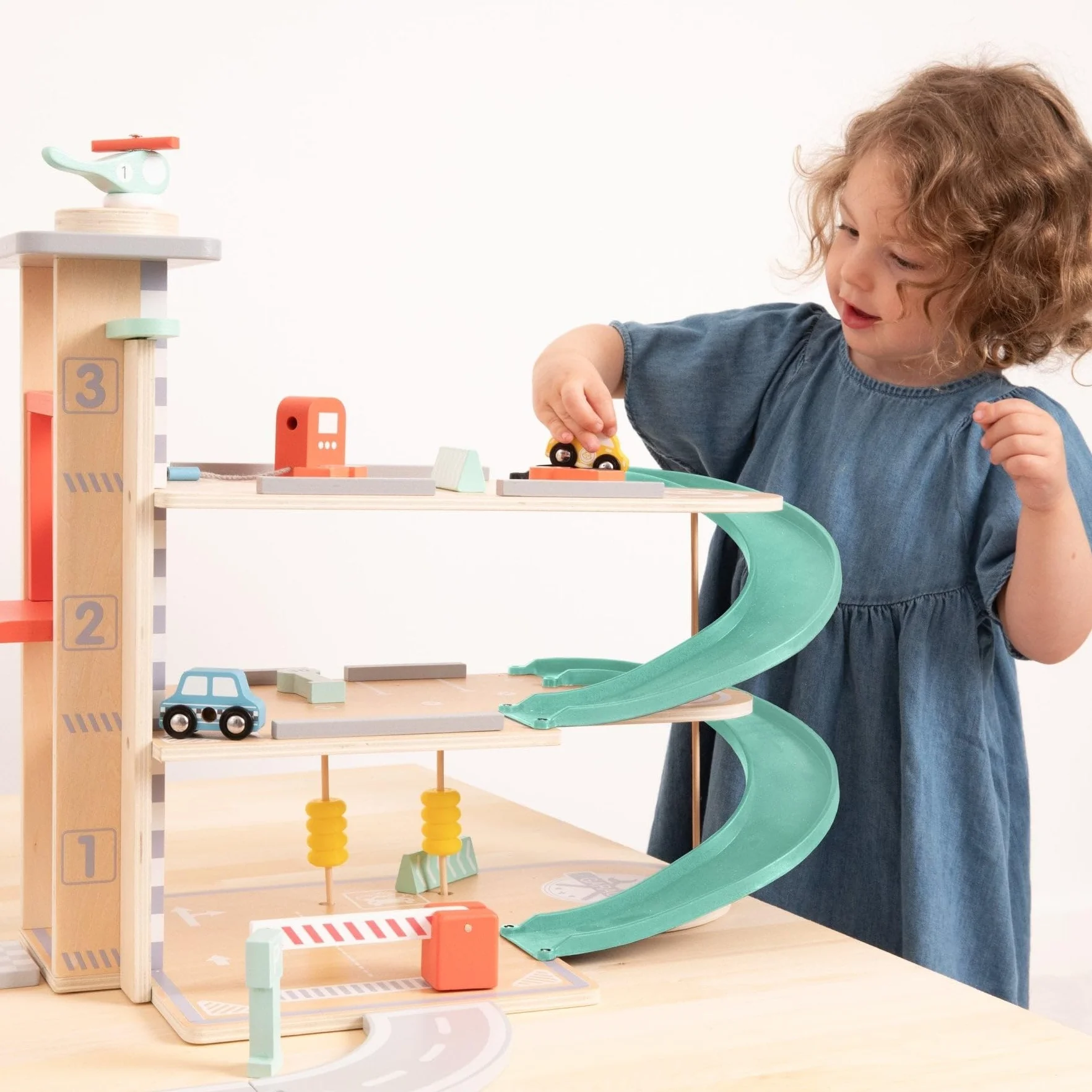 Owl & Fox Garage d'Auto da Gioco in Legno Tradizionale. Giocattoli di legno per ragazzi e ragazze dai 3 anni in su, gioco di ruolo interattivo e fantasioso, giocattolo di apprendimento Montessori