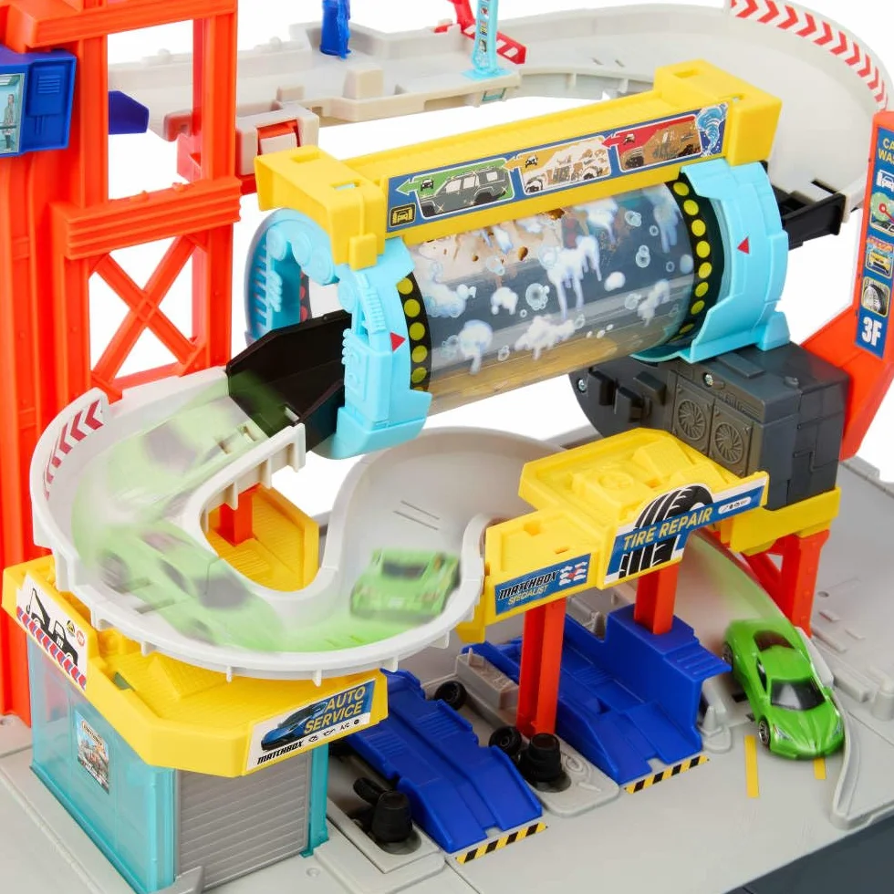 Matchbox - Autolavaggio Cyclone, set con pista, auto da corsa e carro attrezzi inclusi, tunnel di lavaggio rotante, officina meccanica e parcheggio, giocattolo per bambini, 3+ anni, JGB68