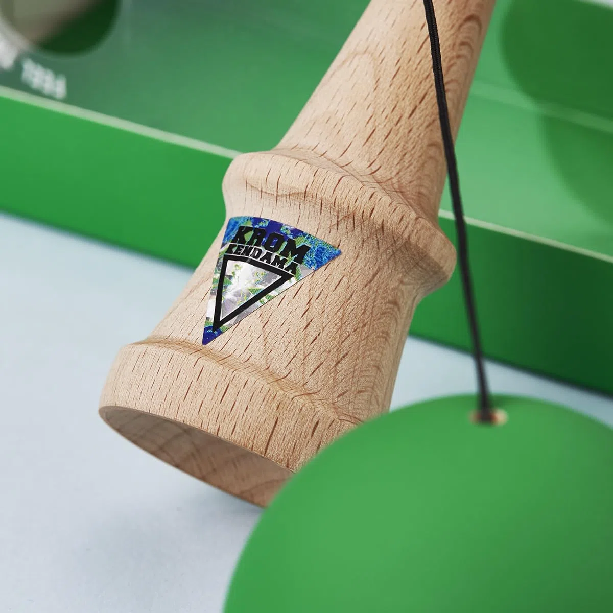 KROM Kendama Gioco - Pop Verde Scuro - Abilità Cognitive migliorate - Equilibrio, riflessi e creatività migliorati - Modello Kendama PRO Fatto per Principianti e Professionisti