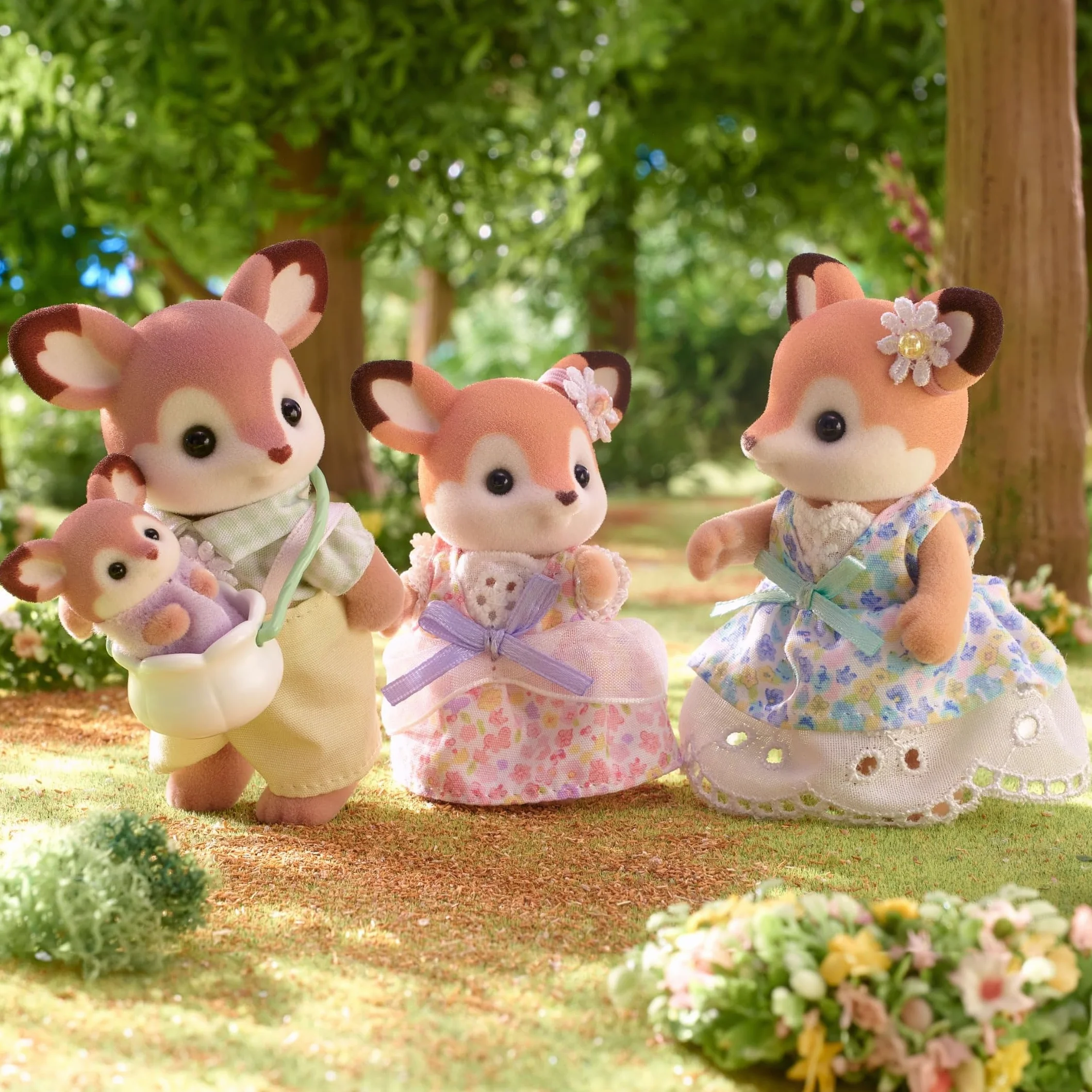 Sylvanian Families - La Famiglia Cervo – Set di 4 Personaggi con Abiti Floreali, Orecchie Grandi e Bebè in Fascia – Modello 5799