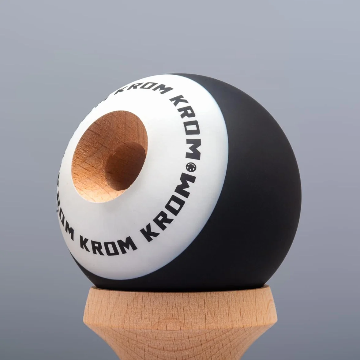KROM Kendama Gioco - Pop Nero - Abilità Cognitive migliorate - Equilibrio, riflessi e creatività migliorati - Modello Kendama PRO Fatto per Principianti e Professionisti.