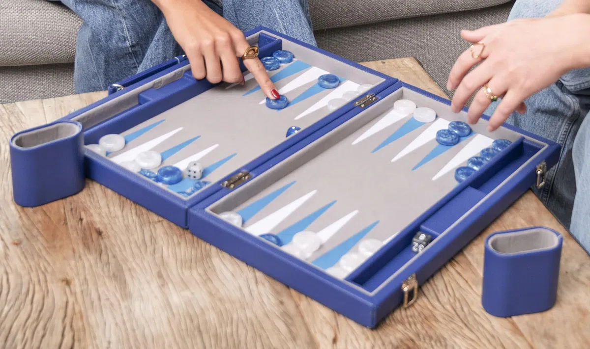 Engelhart - 250521 - Backgammon Deluxe 15" (38 cm) - Gioco di Strategia in Valigetta Elegante - Similpelle, Feltro, Pedine e Dadi Perlati