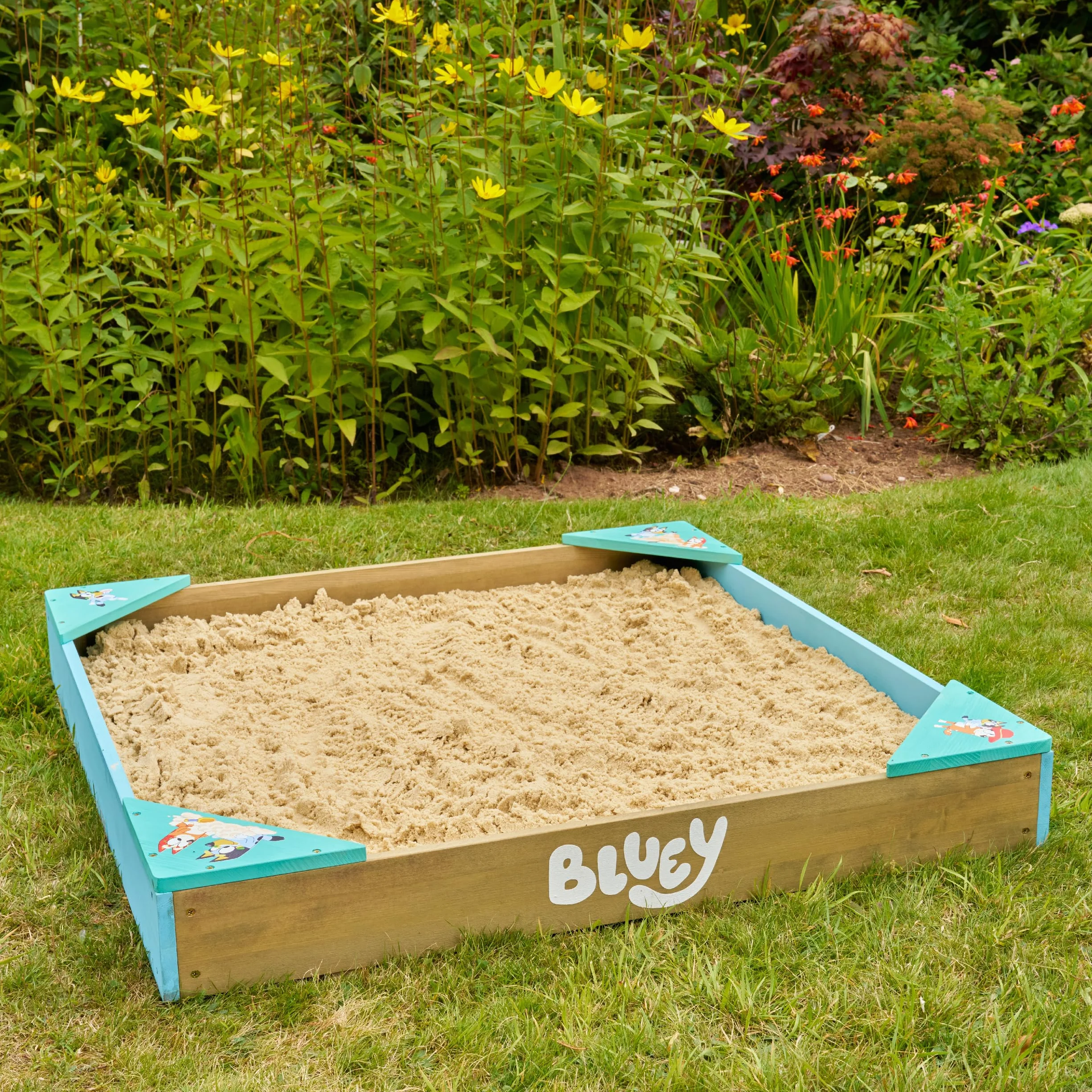 Bluey Sabbiera in legno con copertura, certificata FSC, per bambini, con sedili angolari, rivestimento poroso per acqua, copertura protettiva per giochi all'aperto, età 2+