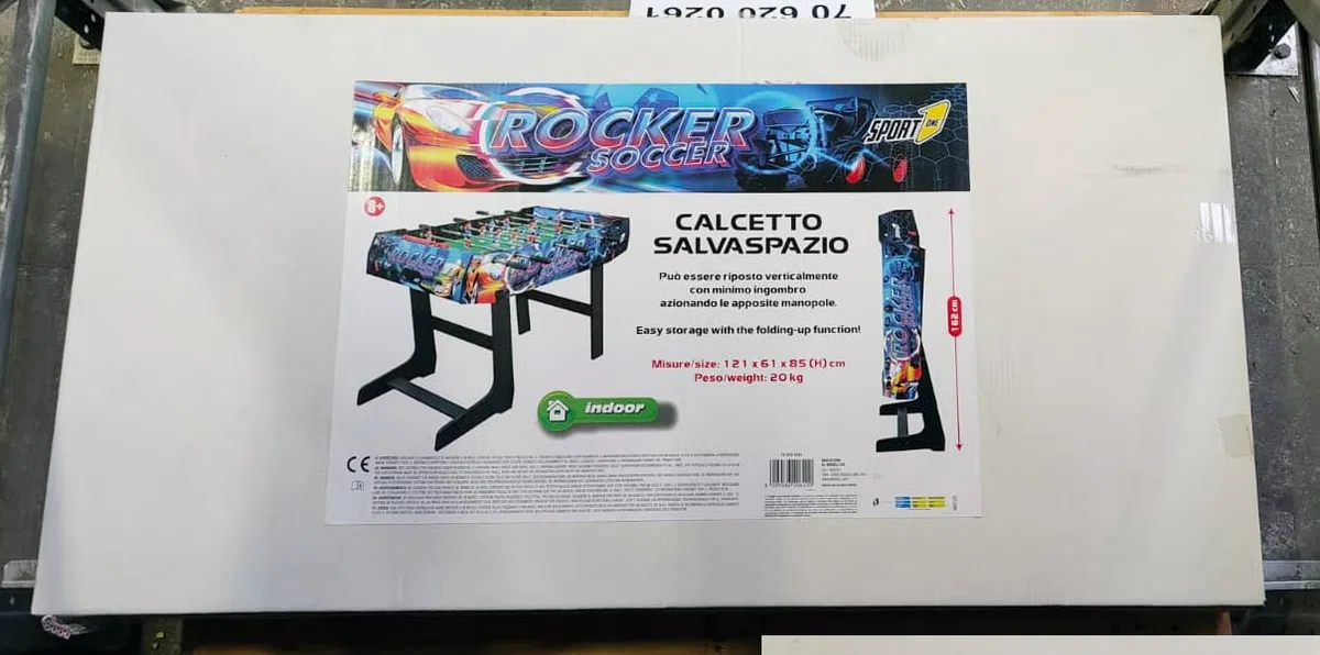 Sport1 Calcetto salvaspazio pieghevole. Calcetto balilla con gambe, da interno in MDF, misure 121x61x85cm. Bigliardino da casa con 8 aste passanti. Segnapunti e palline incluse. Uso indoor