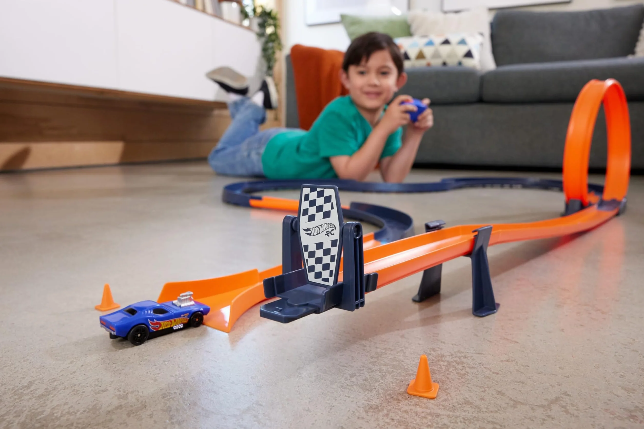 Hot Wheels Sfida di Velocità pista radiocomandata 1:64 set 30 pezzi auto rc giocattolo 5+ anni HXX45
