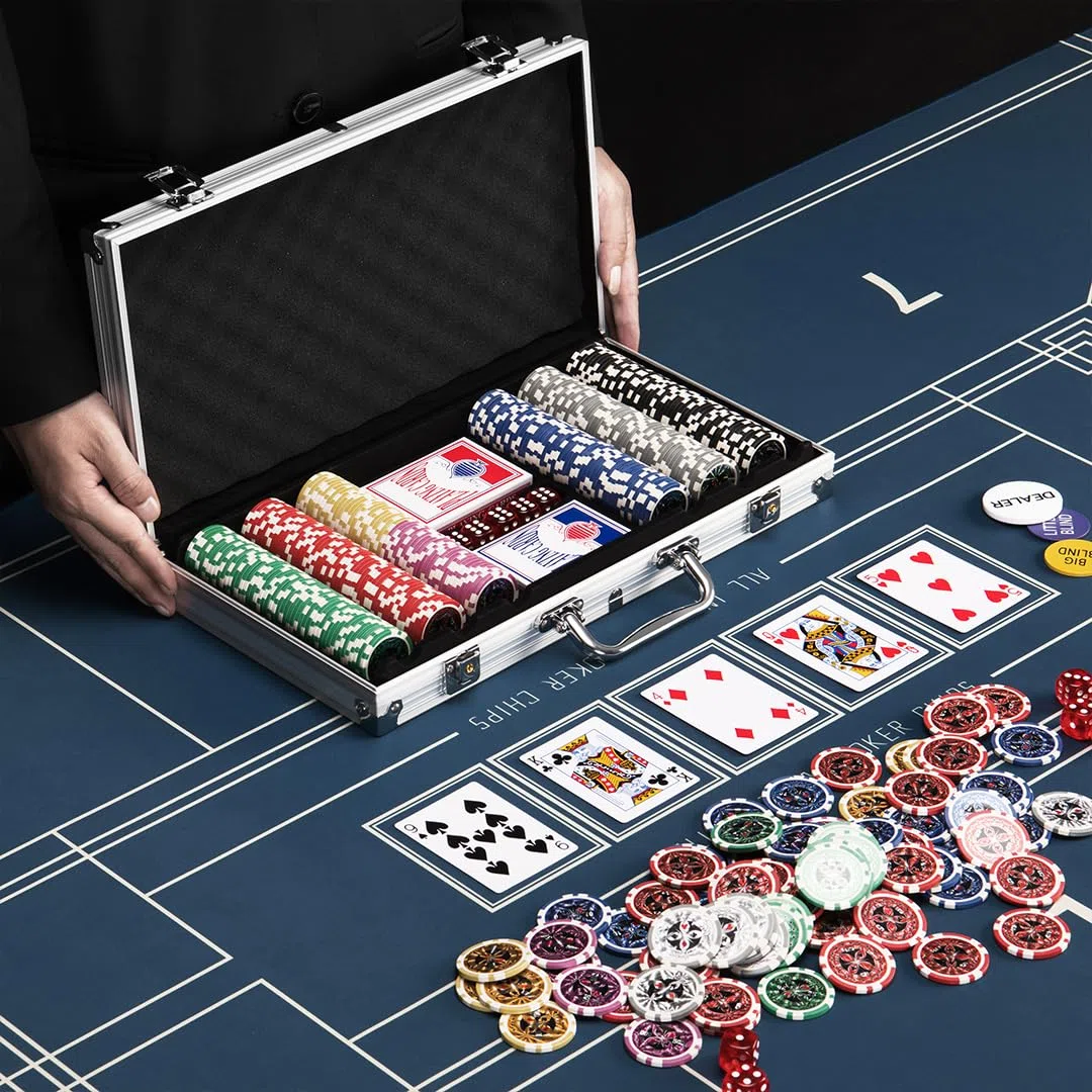 BAKAJI Set Valigetta da Poker in Alluminio con 300 Fiches Chip, Confezione da Gioco Professionale, 2 Mazzi di Carte, 5 Dadi, Pulsante Dealer, Valigia Alta Qualità Ideale per Texas Hold'em e Blackjack