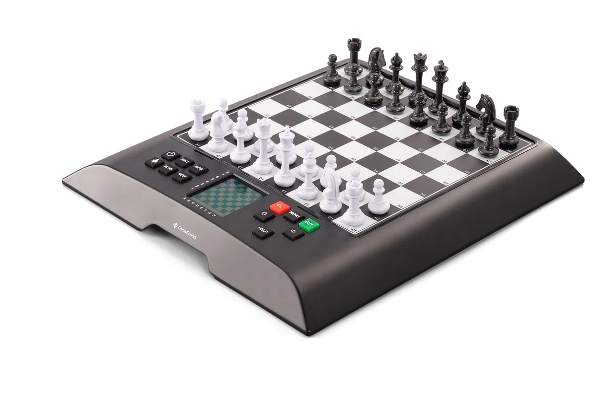 MILLENNIUM ChessGenius - la scacchiera elettronica con il software di Richard Lang. Per principianti e giocatori esperti. Una delle scacchiere elettroniche più potenti di sempre con più di 2000 ELO