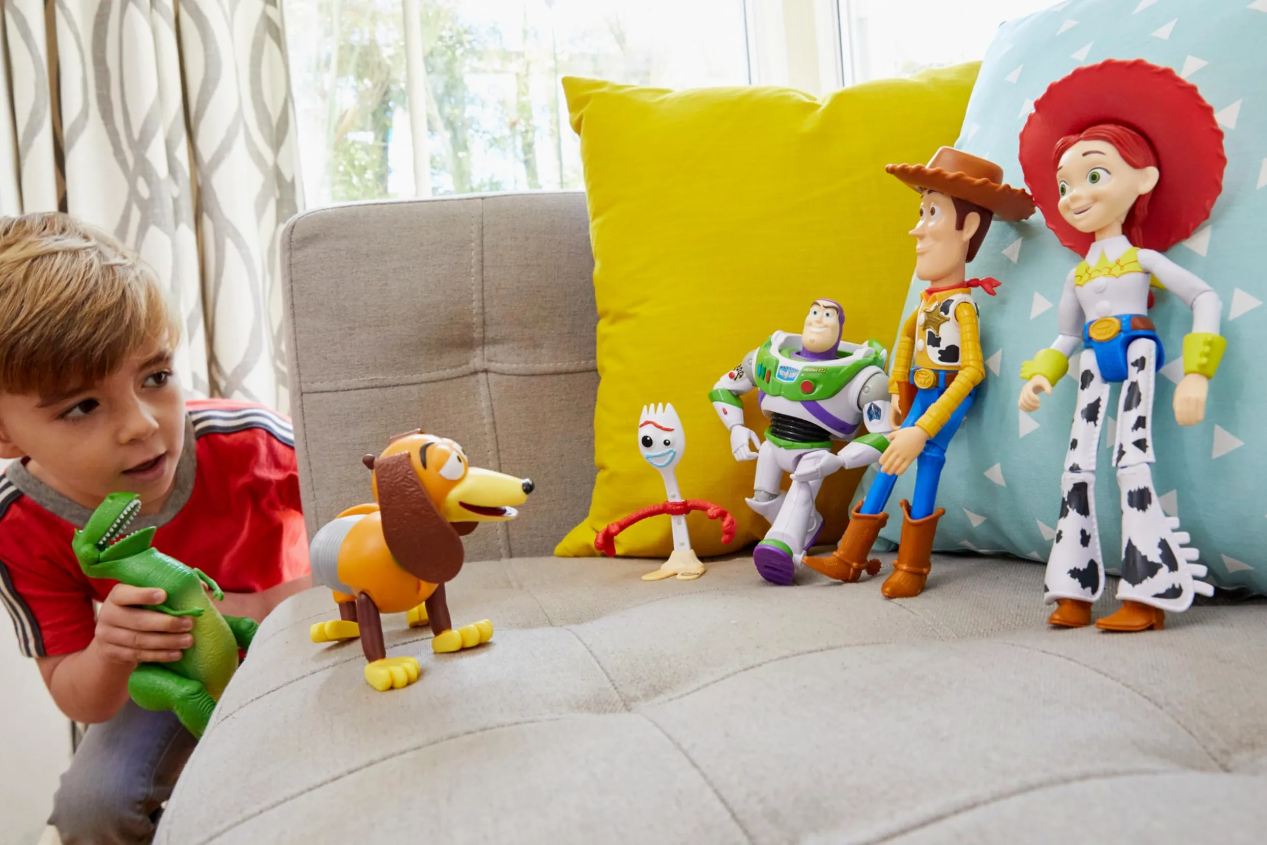 Mattel Disney e Pixar - Toy Story 4 confezione personaggi, avventure in vacanza, confezione da 6 con Woody, Buzz, Rex, Slinky, Jessie e Forky, snodati, Giocattolo e regalo per Bambini 3+ Anni, GDL54