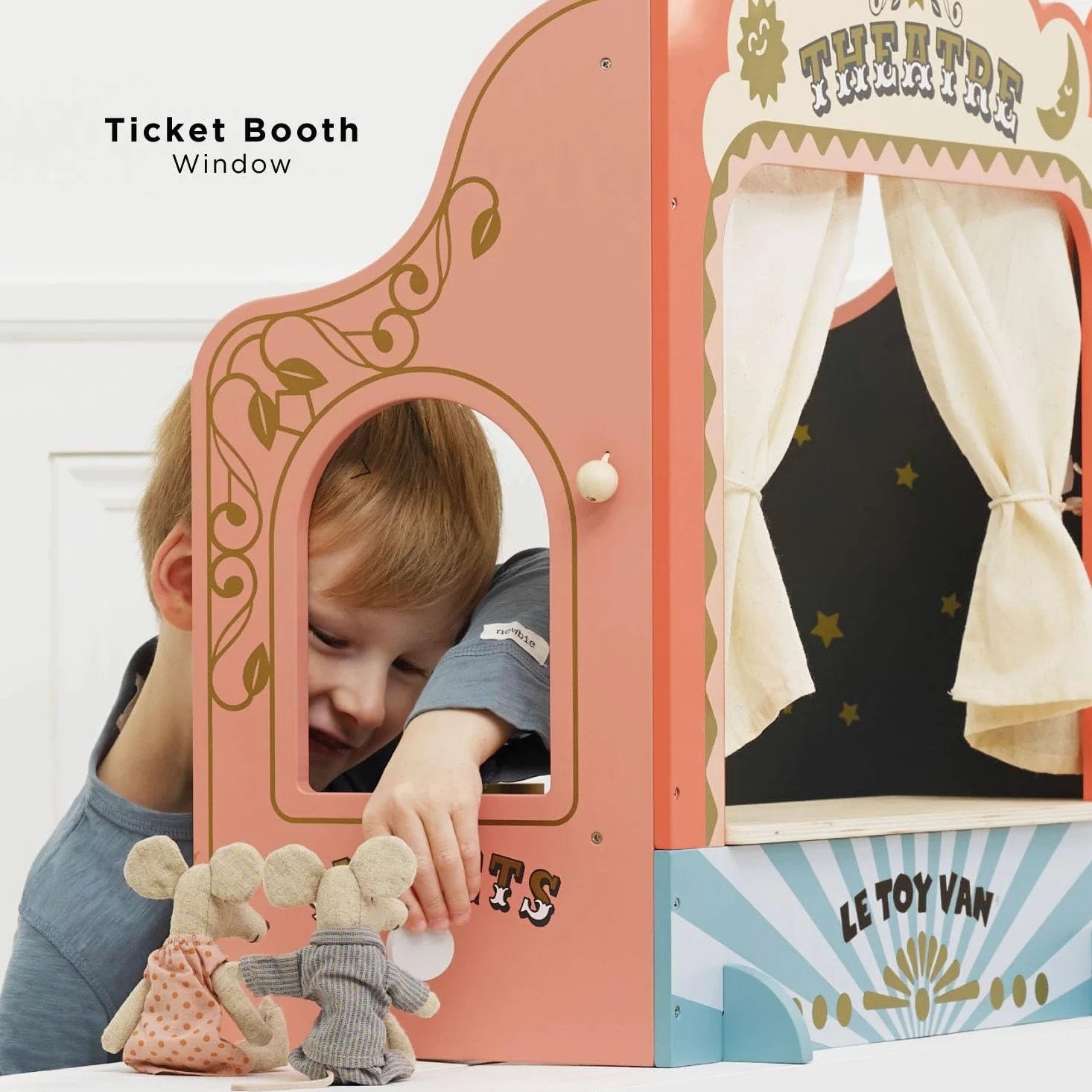 Le Toy Van - TV351 - Teatro Marionette per Bambini, da 3 Anni, teatrino dei burattini in Legno da Tavolo, Gioco di Ruolo, Montessori, Legno FSC Ecologico, 52 x 30 x 55 cm