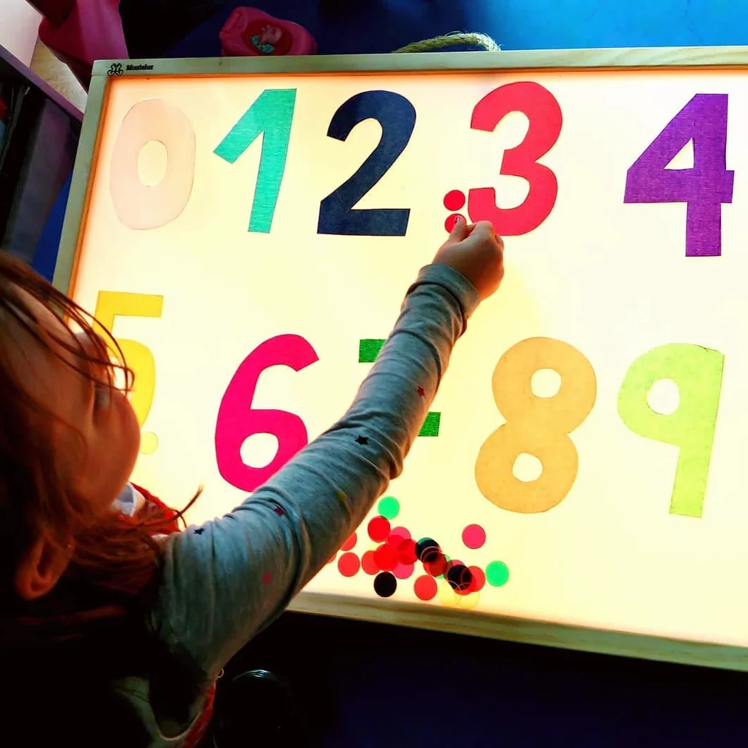 Tavolo Luminoso Montessori con Manuale di Attività | Personalizzabile e Certificato CE (AIJU + Univ. Murcia) | Scatola Sensoriale per Bambini | Apprendimento Creativo a Casa o Scuola