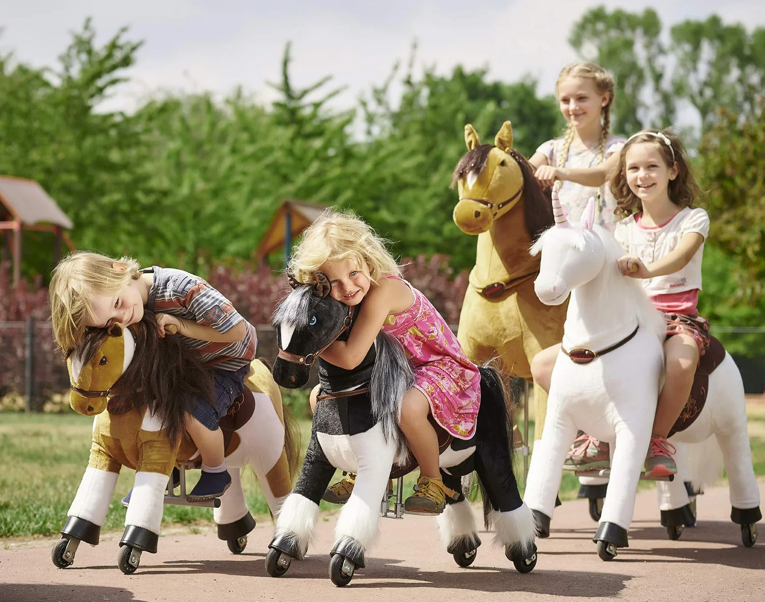 PONNIE Cavallo Giocattolo Misty M con Ruote per Bambini 5-12 Anni (50 kg) – Cavallo Cavalcabile Senza Batterie – Altezza 107 cm – Sella Rimovibile – Criniera e Coda Pettinabili