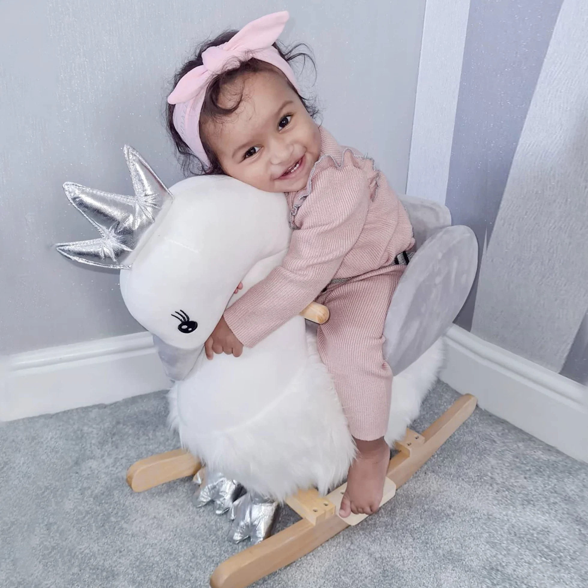 HOMCOM Cavallo a Dondolo per Bambini a Forma di Cigno, Dondolo Giocattolo Cavalcabile per Bambini 18-36 Mesi (Max 40kg), in Legno di Pioppo e Peluche, Bianco e Grigio