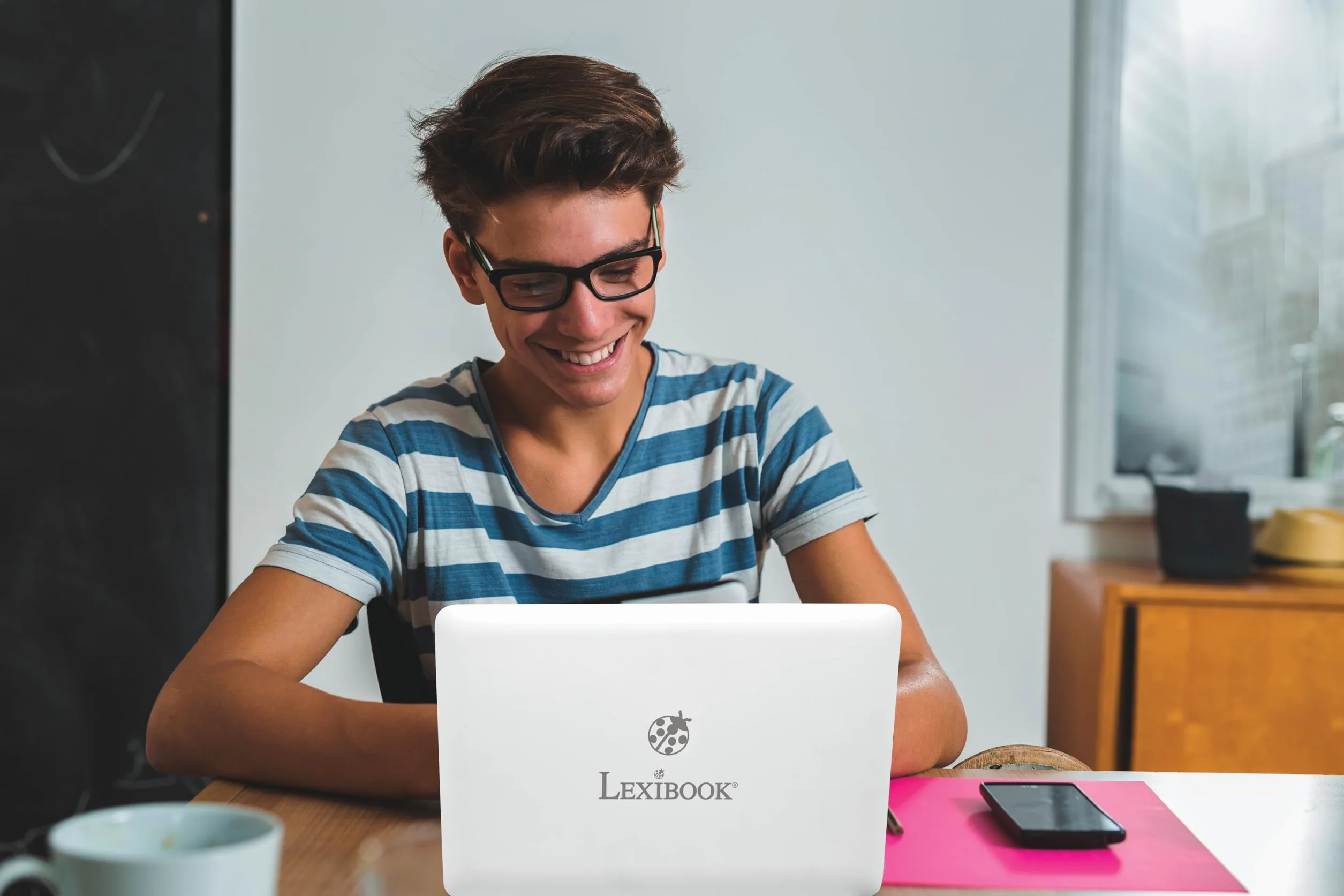 Lexibook LAPTAB® 10, Laptop con touch screen, Progettato per tutta la famiglia, Contenuti educativi e divertenti, Powered by Android™, Controllo genitori, Ultra sottile e leggero, LT10IT