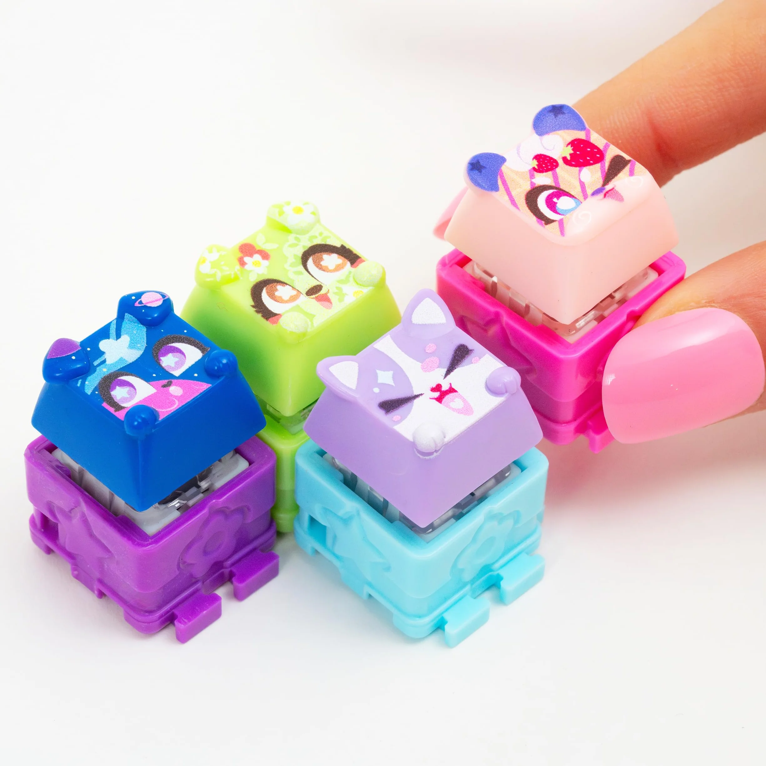 Goliath - CLICKEEZ KeyBoard MegaPack - 1 tastiera + 15 Tasti Kawaii + 1 portachiavi - Keycaps da cliccare - 70 personaggi da collezione - ASMR Fidget Toy - Idea regalo dai 6 anni in su