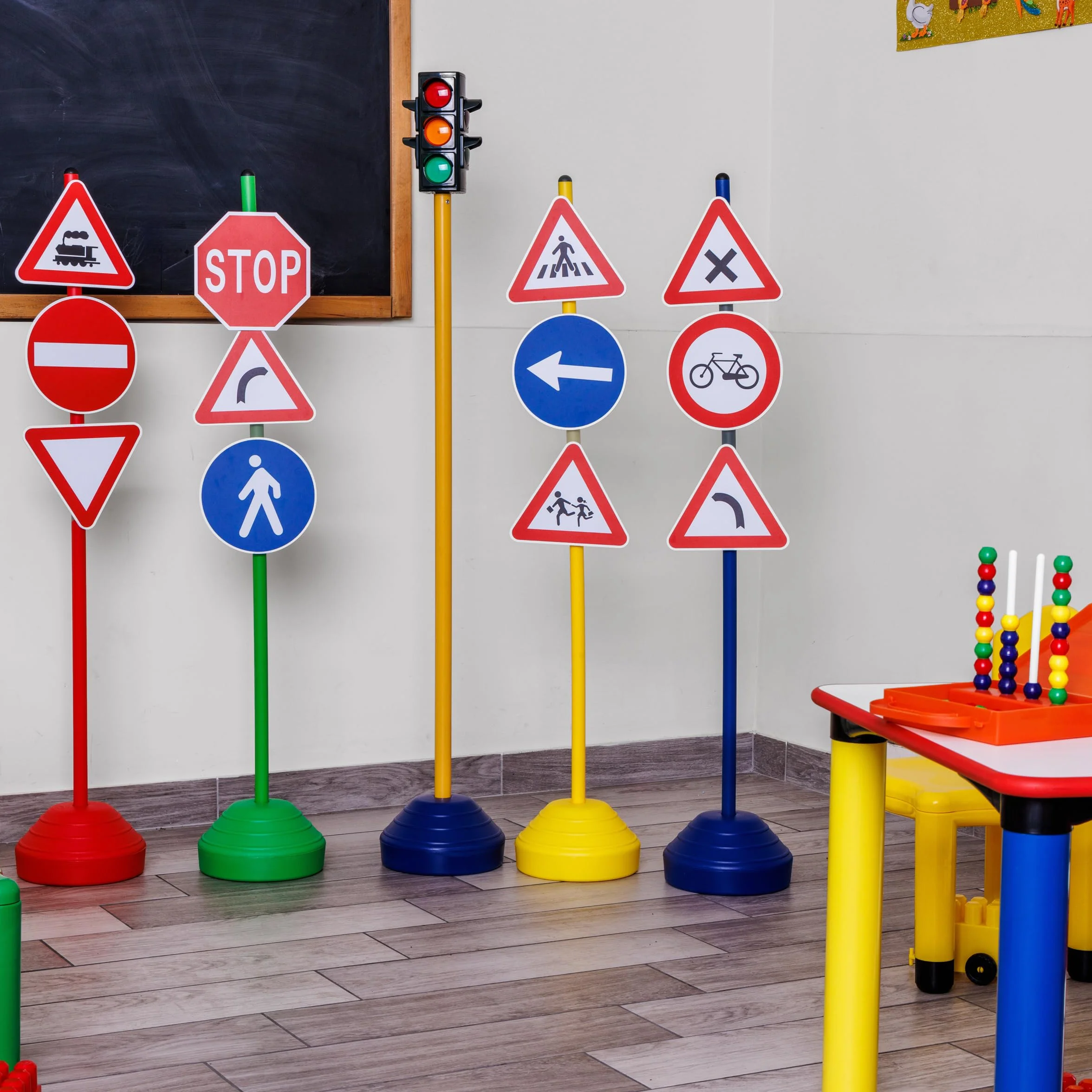 Set di 12 Segnali Stradali Educativi con Base d’Appoggio, in Plastica Durevole, Multicolore, Modello A 033, Ideali per Apprendimento della Sicurezza Stradale, per Bambini, Uso Interno ed Esterno