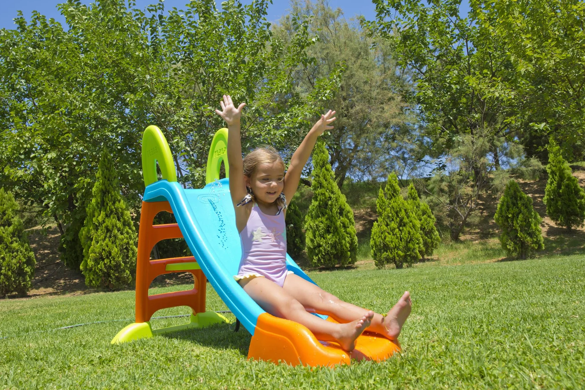 FEBER Scivolo Slide Plus con Acqua, Scivolo da Giardino, con Foro per il tubo dell'acqua, Scalette Antiscivolo, Multicolore, Resistente e Facile da Montare, per Bambini da 2 a 7 Anni