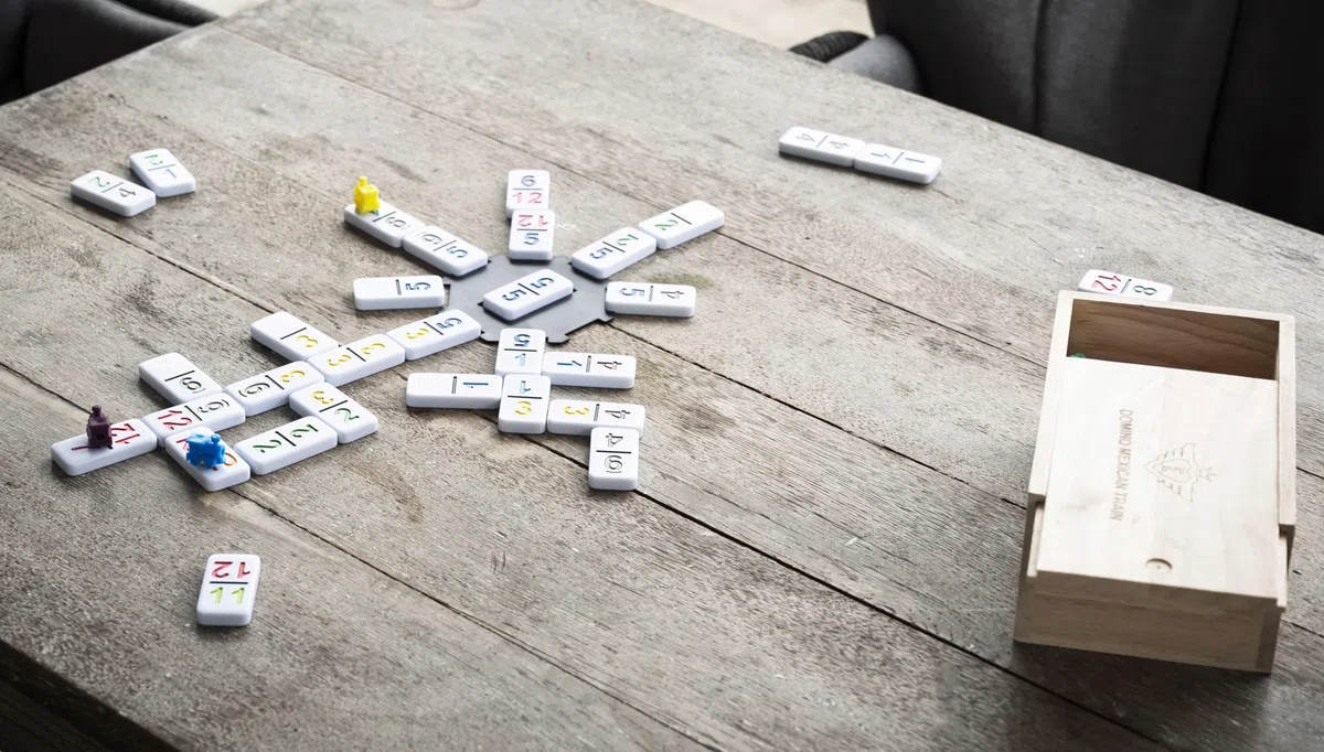 Engelhart - 250180 - Domino Treno Messicano D12 - Versione Numeri - Scatola di Legno - 91 Pezzi di Domino 8 mm + 8 Treni Colorati - 2 a 8 Giocatori