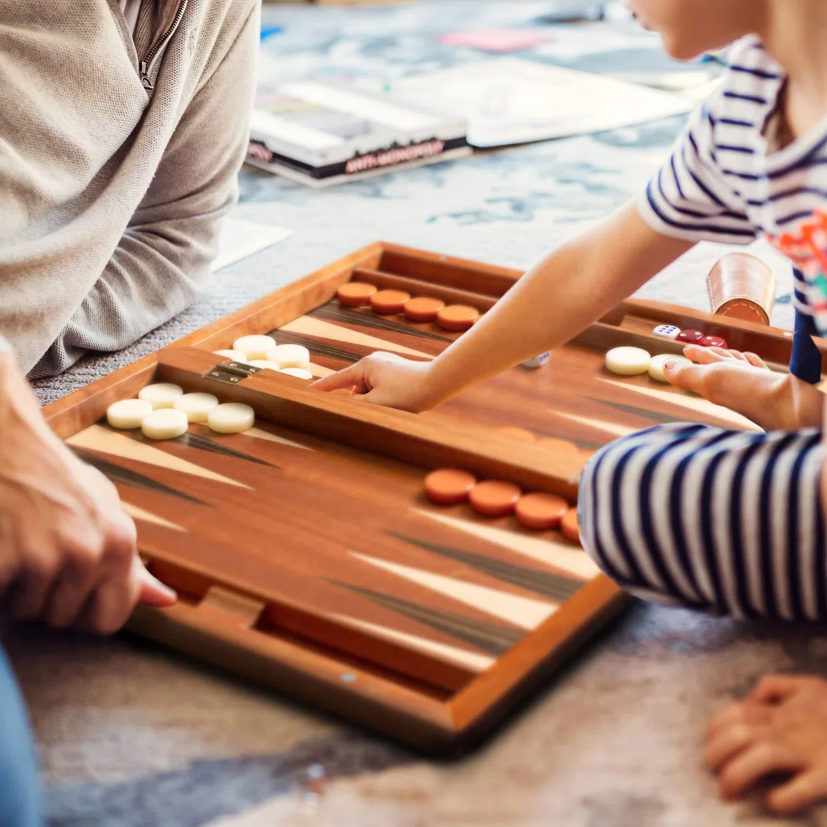 Yellow Mountain Imports, Set Backgammon Intarsiato in Legno, "Pasadena" - con Pedine in Acrilico e Tazze per Dadi in Legno, Tabellone 38,5 centimetri