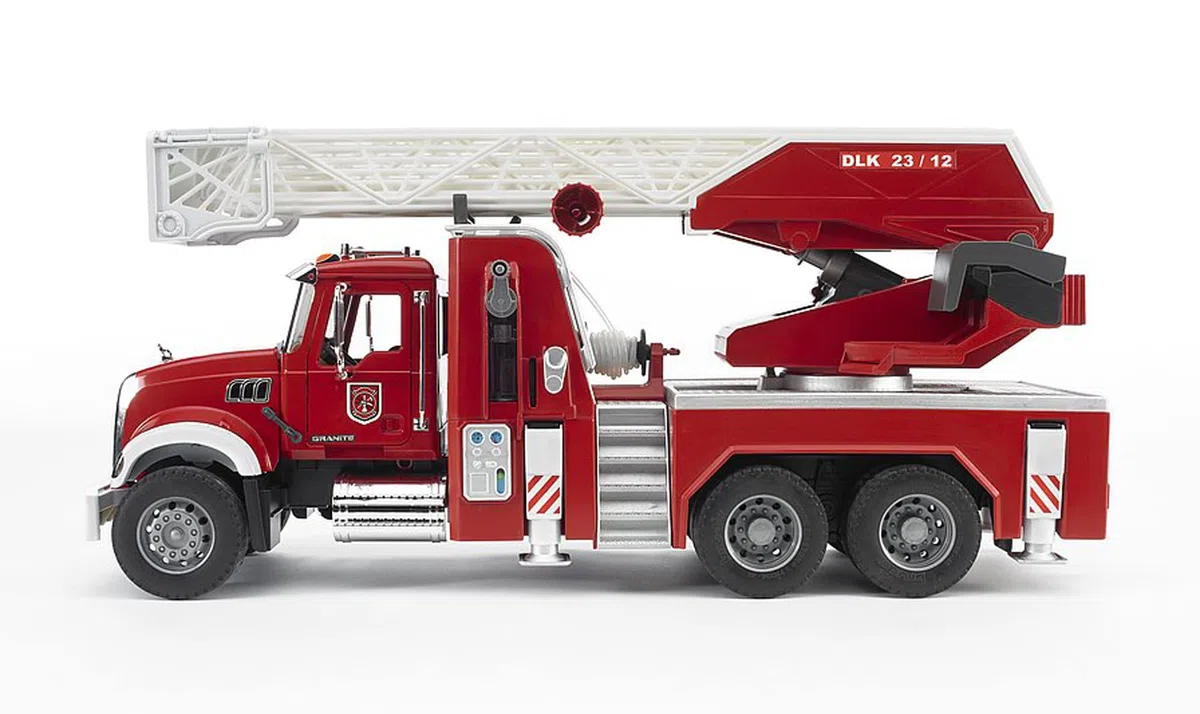 bruder 02821 - Autoscala MACK Granite con pompa, veicolo d'emergenza, camion dei pompieri