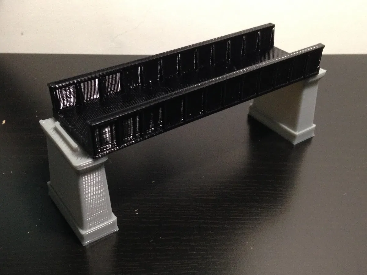 Outland Models Ponte trave ferroviaria nero (per binario singolo) con scala Piers Z