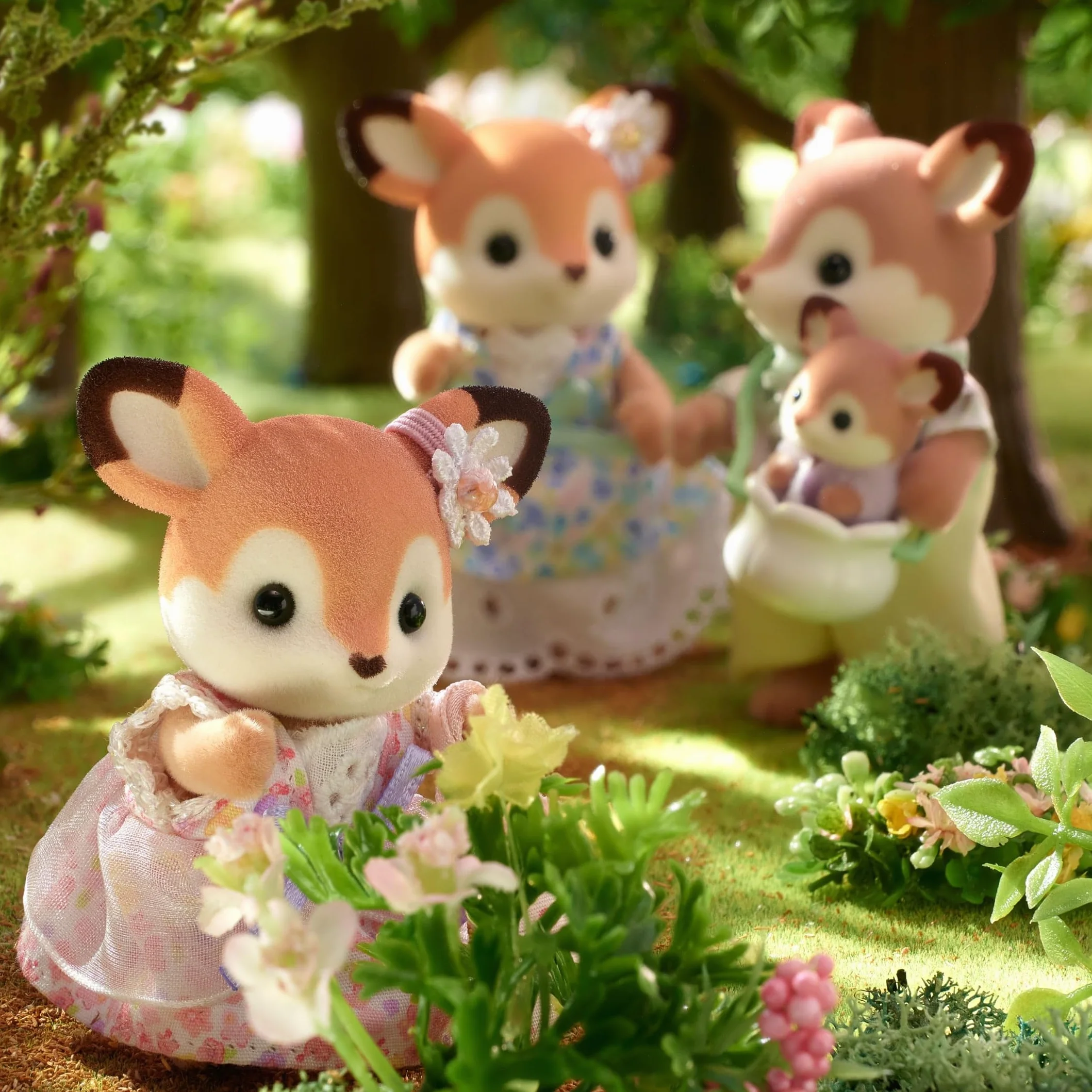 Sylvanian Families - La Famiglia Cervo – Set di 4 Personaggi con Abiti Floreali, Orecchie Grandi e Bebè in Fascia – Modello 5799