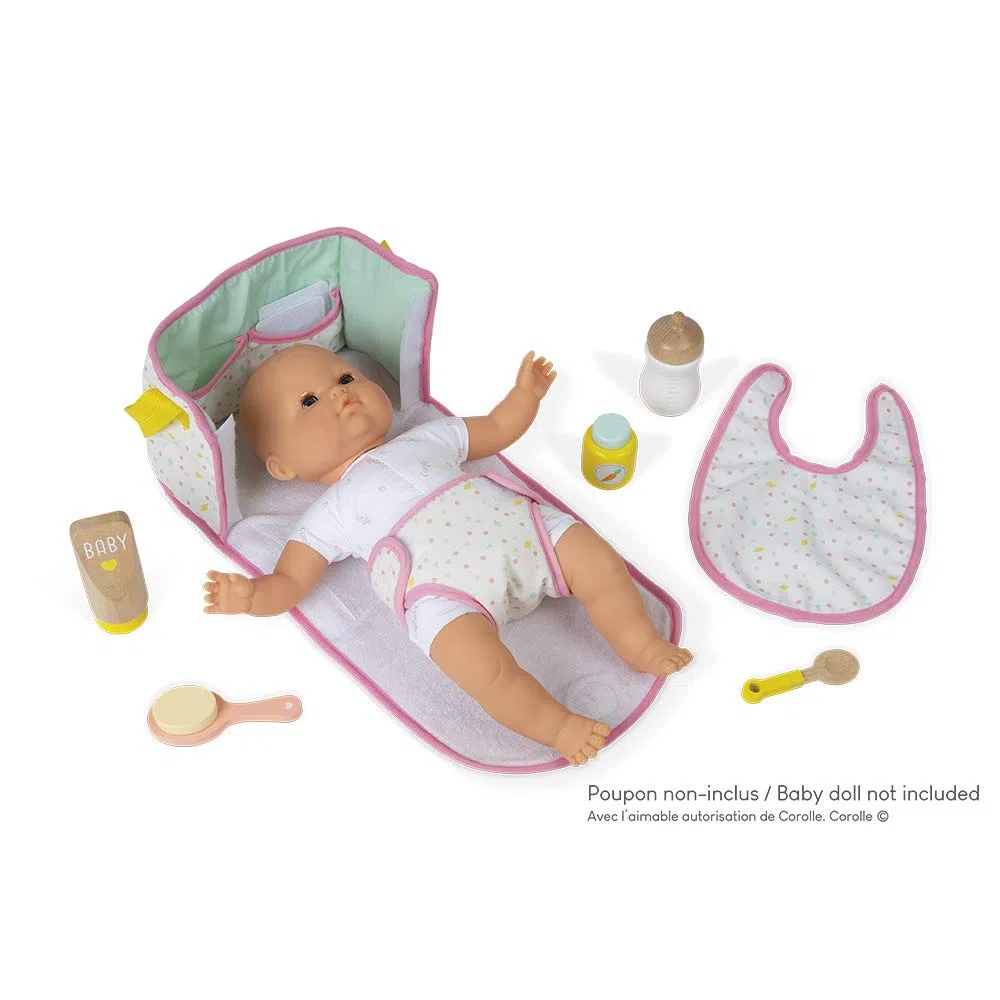 Janod - Borsa Fasciatoio - Giocattolo in Legno e Tessuto - Borsa Cambio Neonato da Bambola - Fasciatoio per Bambole Completo - 8 Accessori + Bavaglino, Pannolino, Biberon - Da 2 Anni, J06501