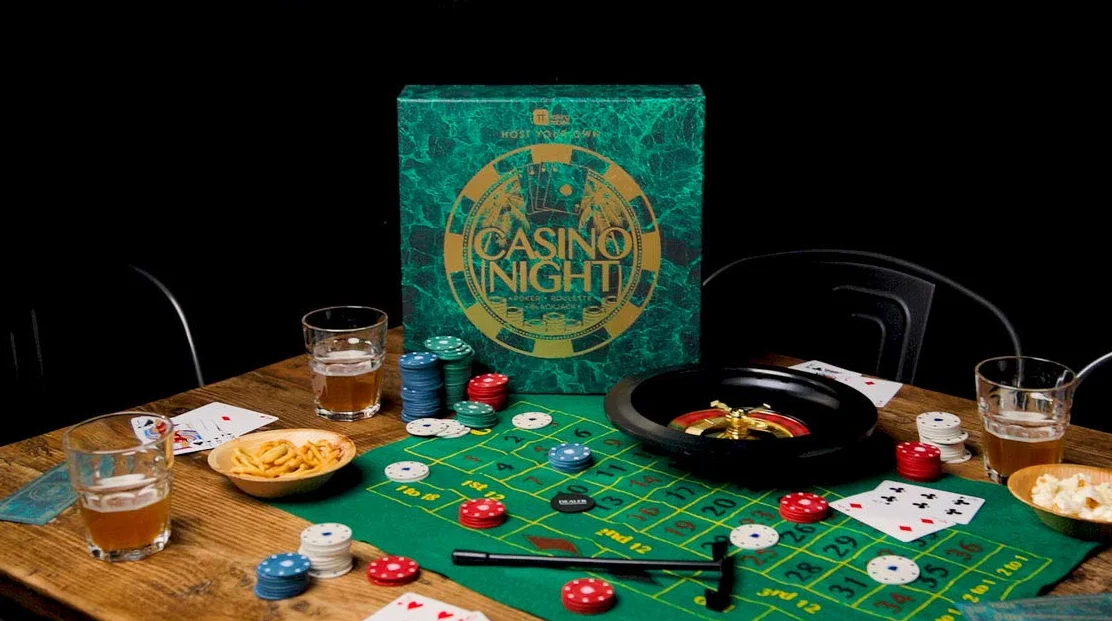 Talking Tables Casino Night Kit Poker Blackjack Roulette Set Gioco per Adulti | Tappetino Fiches Carte Denaro Palline GAMECASINO